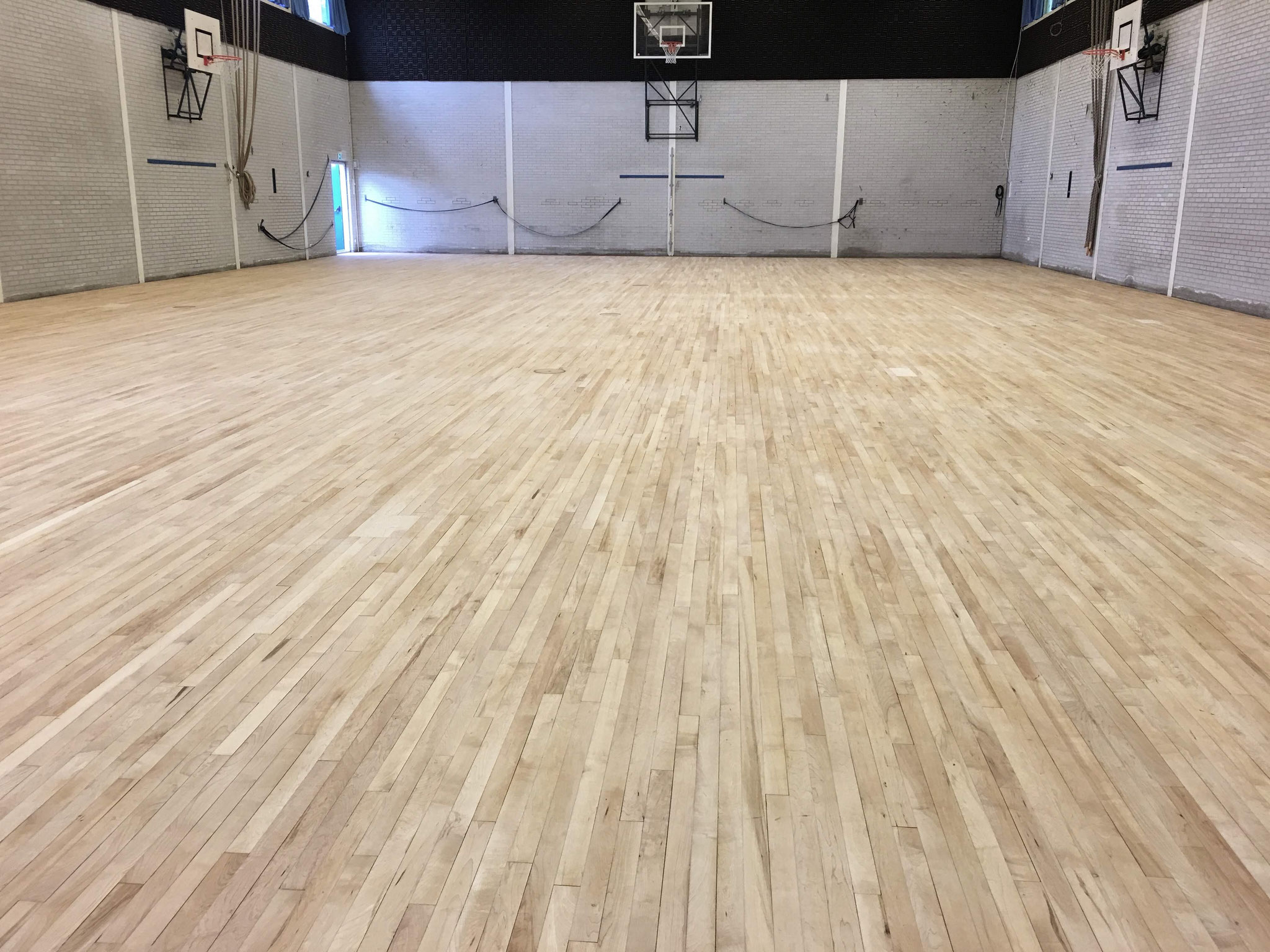 In Scheveningen -sportzaal vloer schuren en  lakken