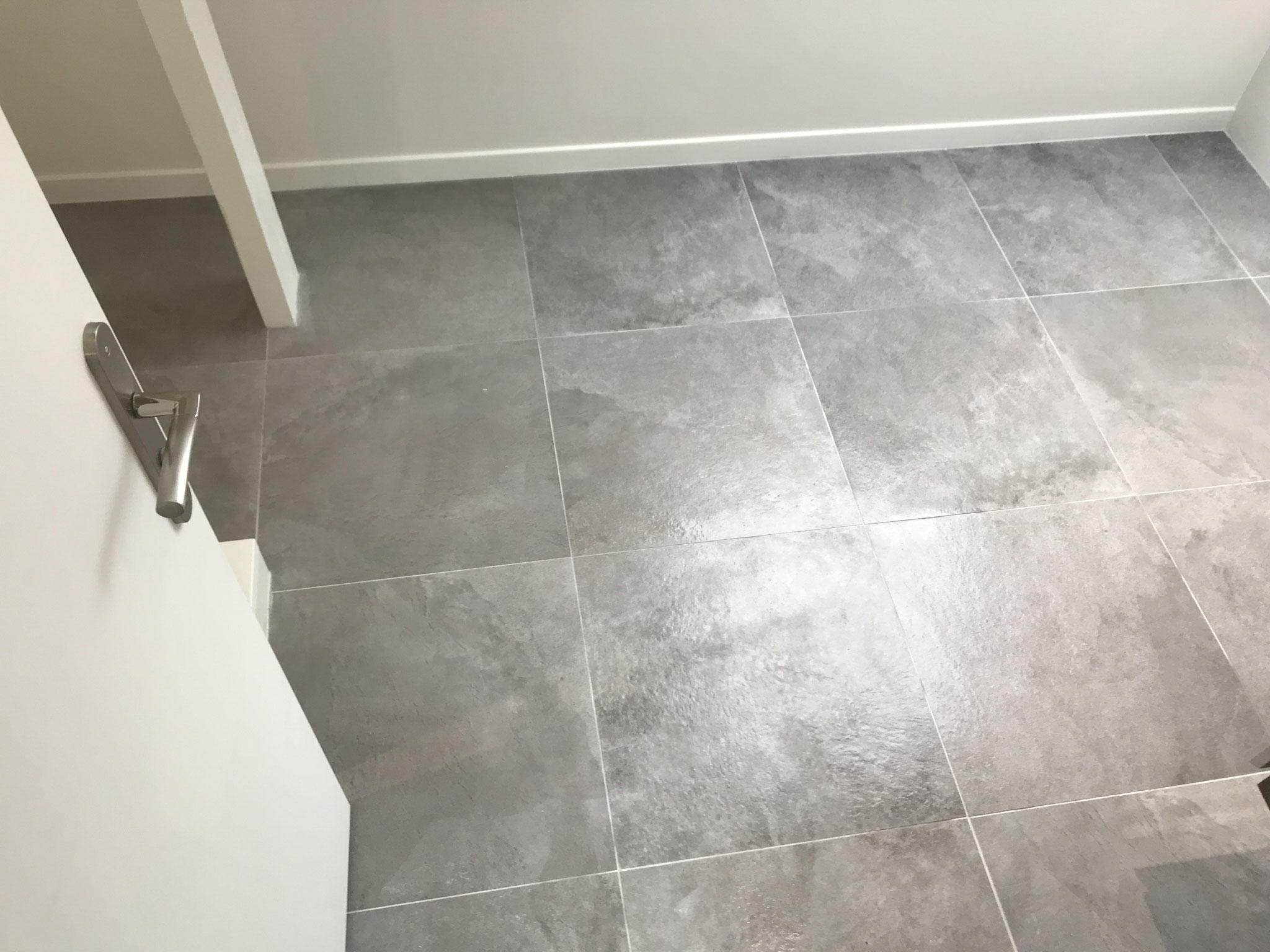 Pose de carrelage gris texturé au sol par AJC Carrelage L'Hermitage
