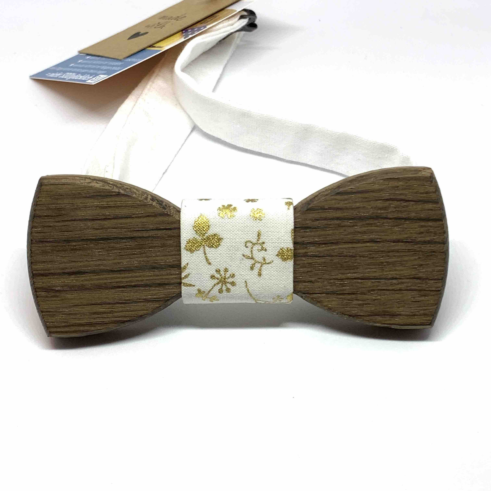 Elegante Holzfliege aus Mooreiche mit weißem Stoff mit goldenen Mustern