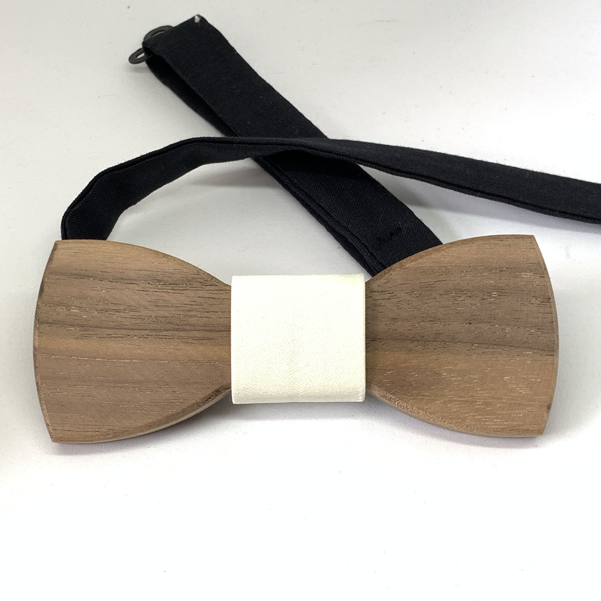 Elegantes weis für den Fliegenknoten, schlichtes schwarz für das Halsband und elegantes Nussbaum für die Holzfliege.