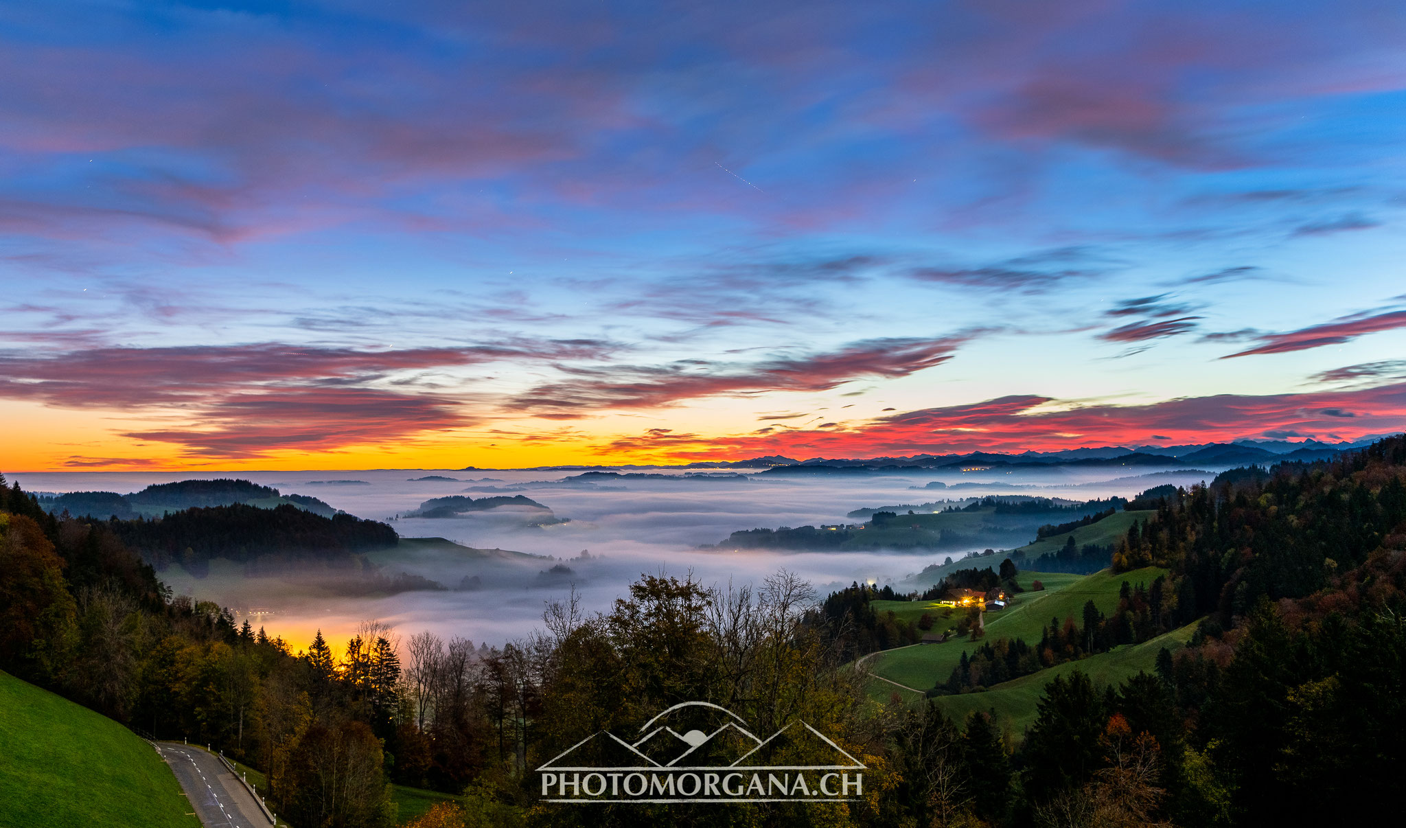 Sonnenaufgang auf der Hulftegg - St. Gallen 20. Oktober 2019, 6.46 Uhr 20 Sek. bei f/2.8, ISO 250, 34mm