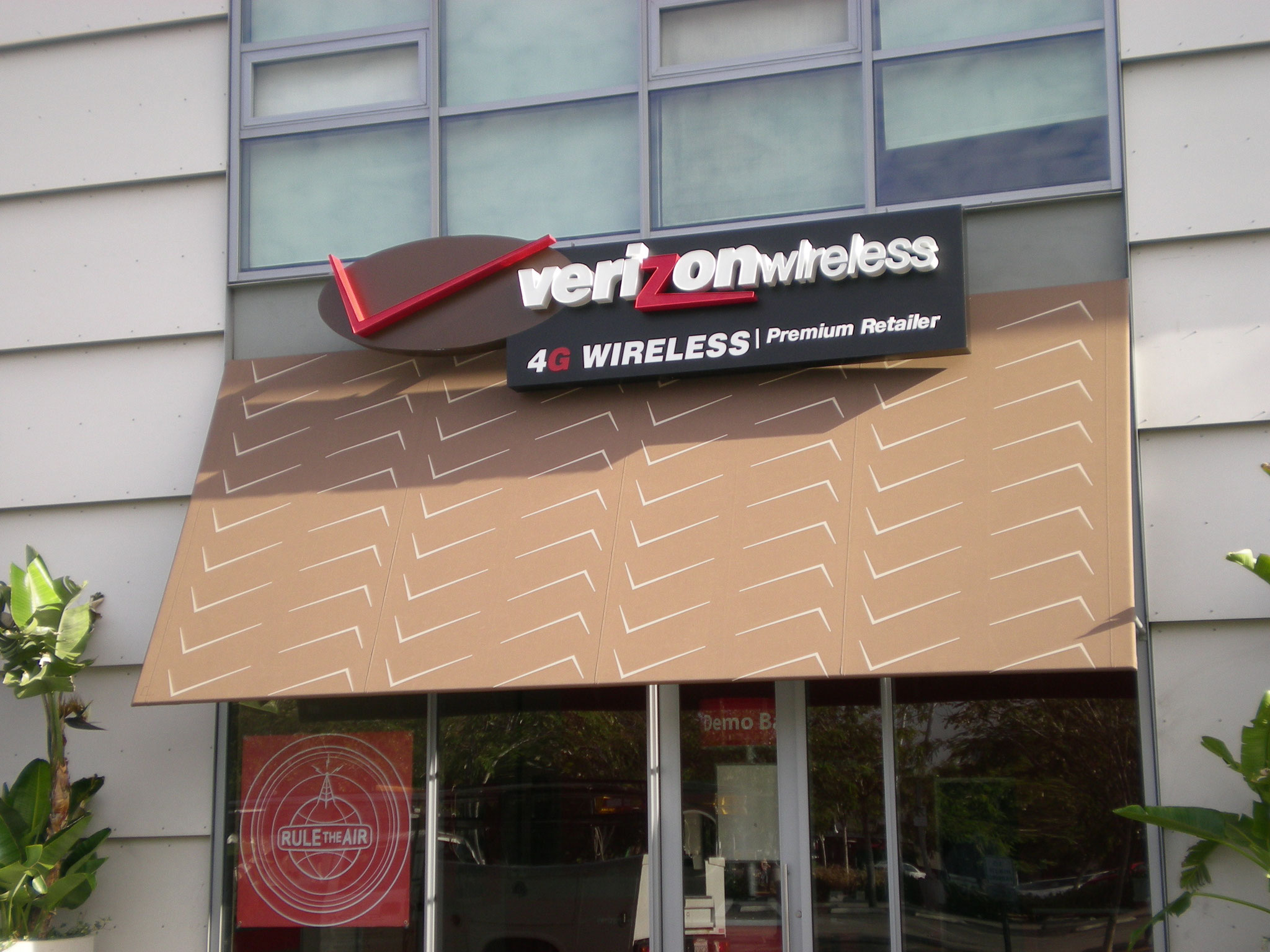 Retail Signs in Los Angeles
