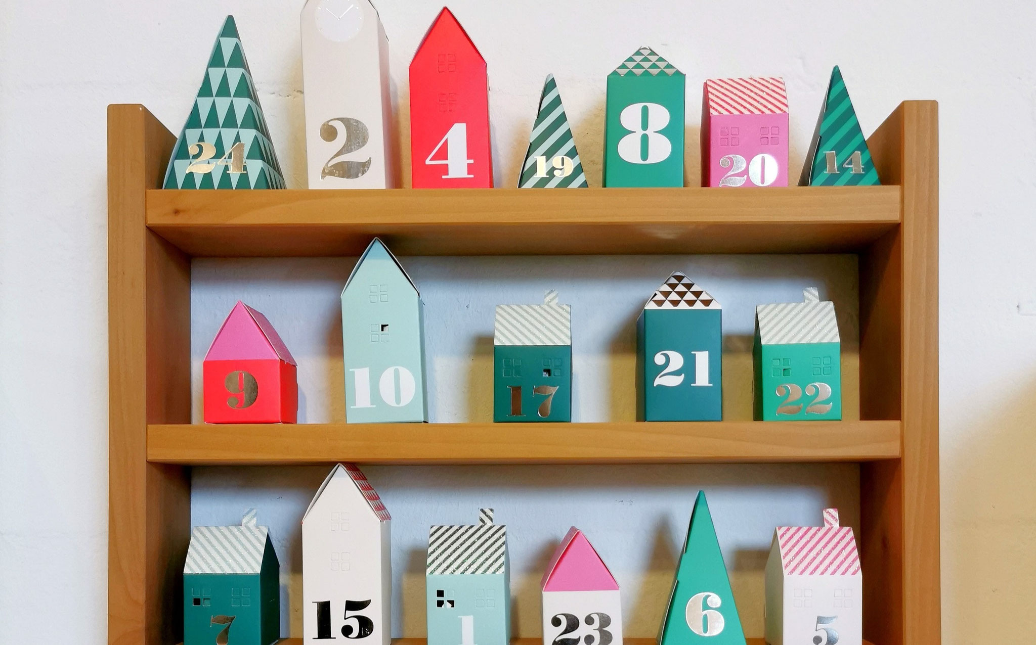 Gewürzregal als Aufbewahrung für Adventskalender genutzt