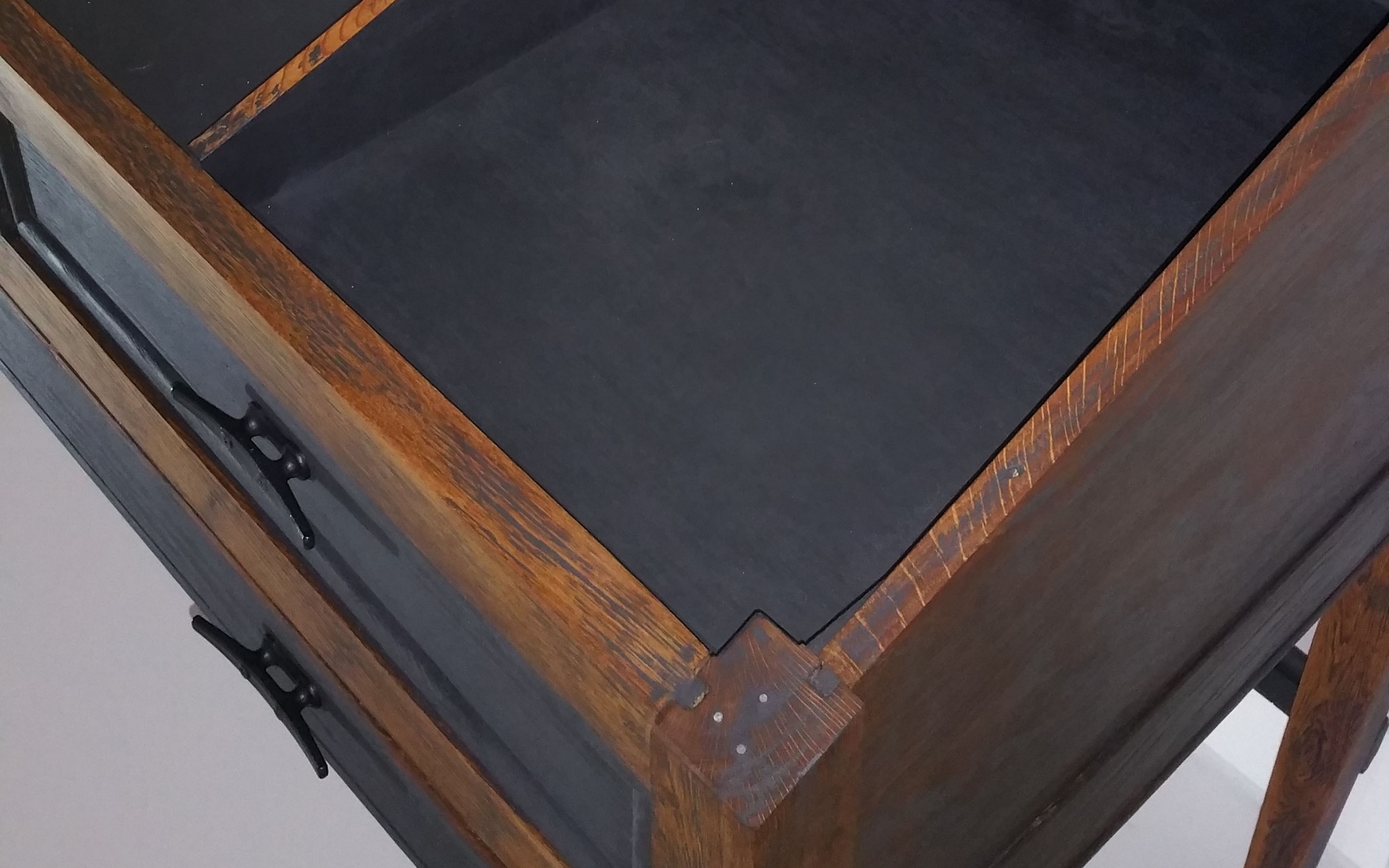 alter Schrank von Oben, dunkle Flächen und Holzdetails
