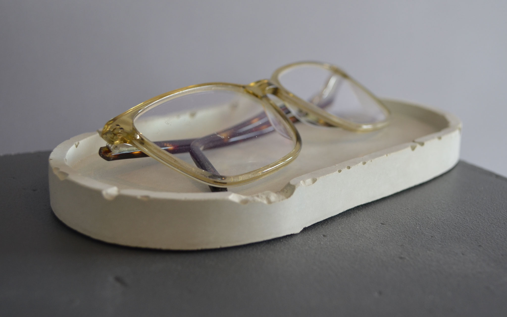 Betonablage für Brille, oval
