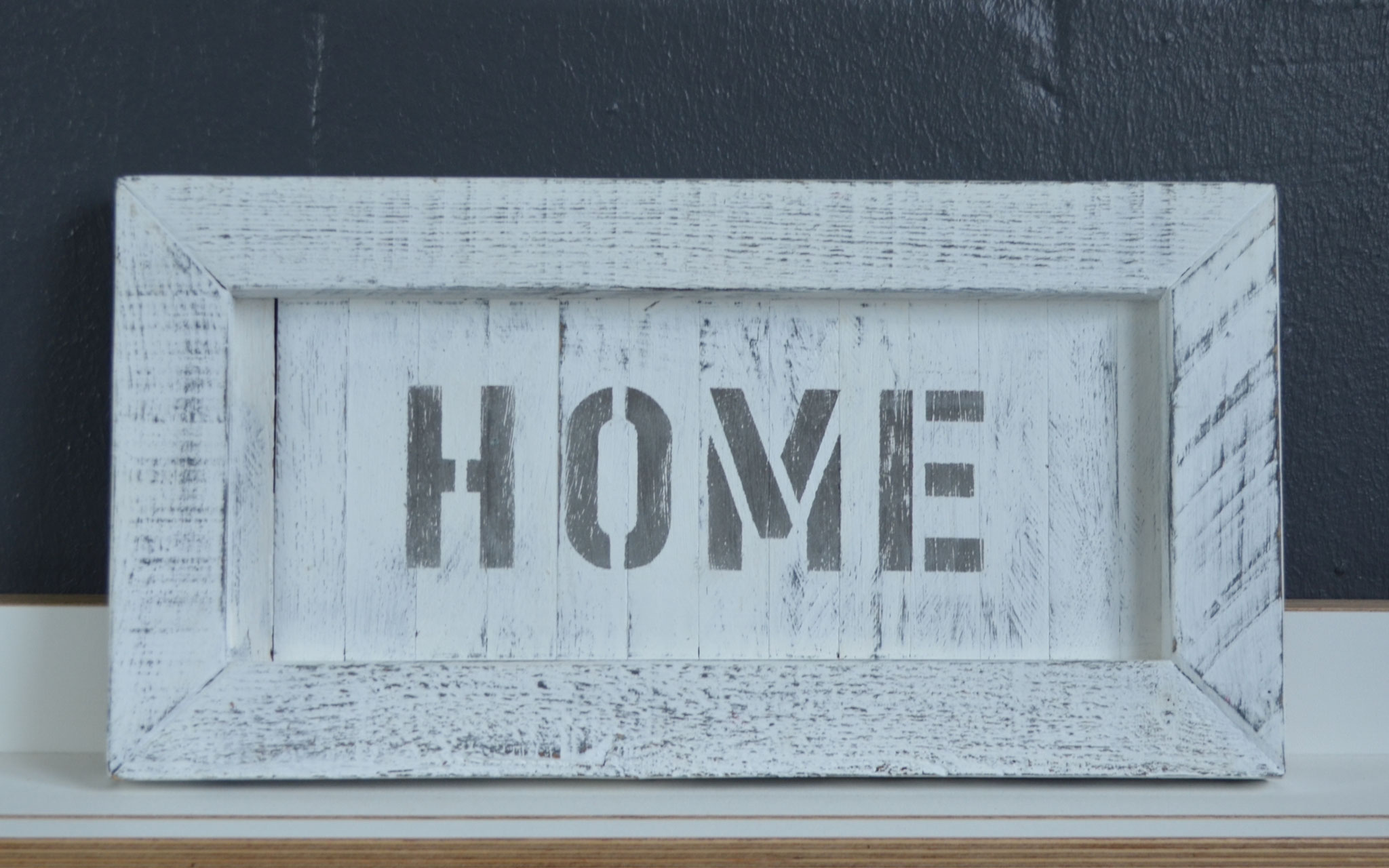 Schild mit "Home" Schriftzug im Shabby Look