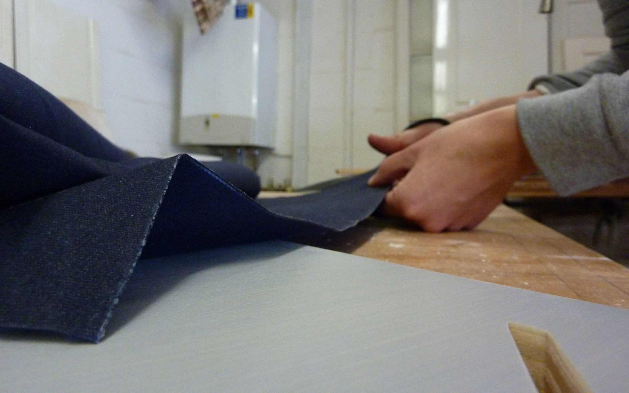 Person schneidet mit Schere Material
