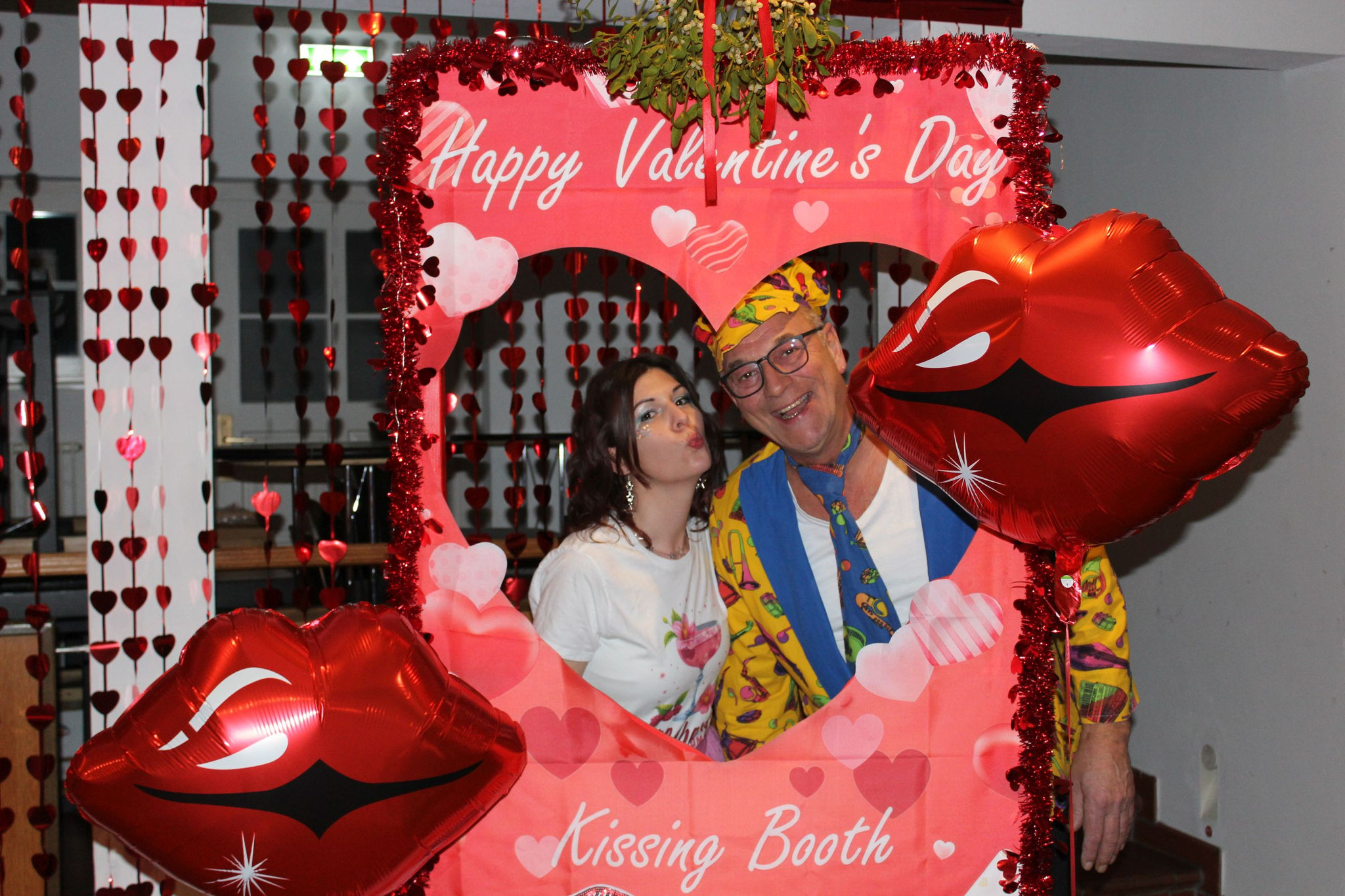 sogar ein Glückwunsch im Valentin-Kuss-Stand