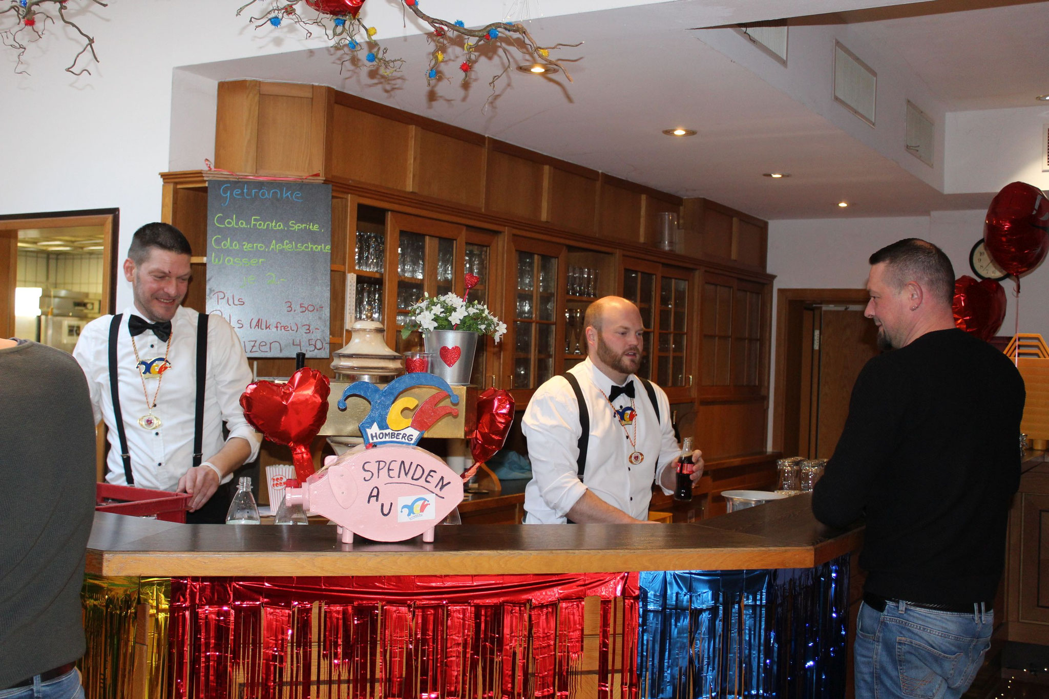 unverzichtbar, unser Thekenteam Andreas und Lars