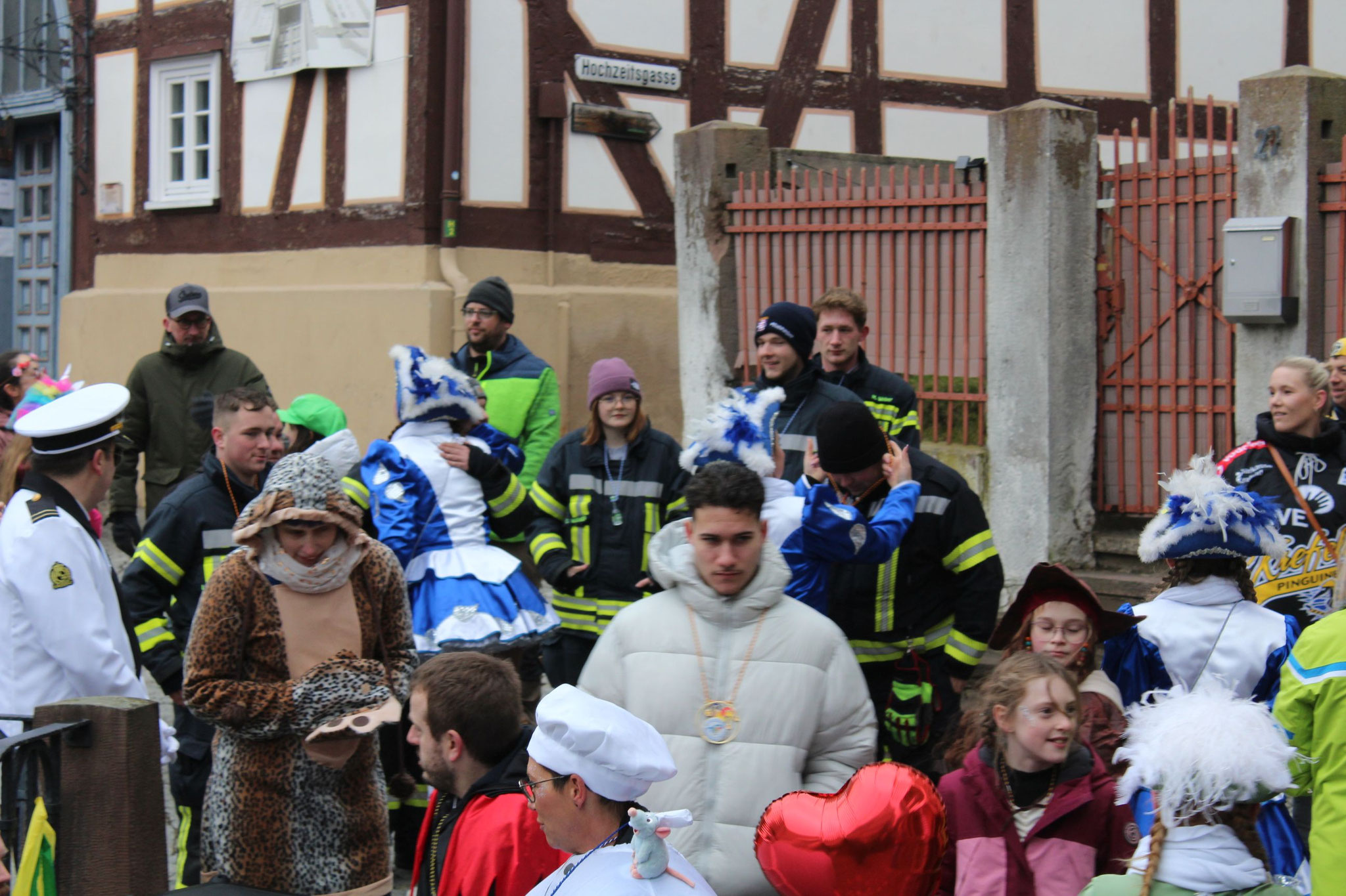 Dankeschön-Ordenübergabe an die Feuerwehrleute zwecks Geleit
