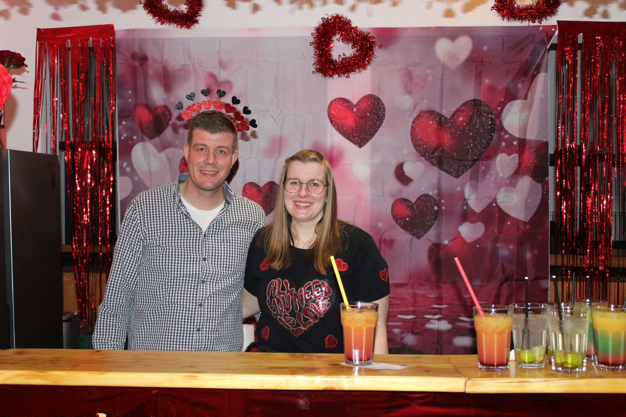 Dreamteam in der Cocktailbar, seit Ewigkeiten Luisa und neu ihr Bruder