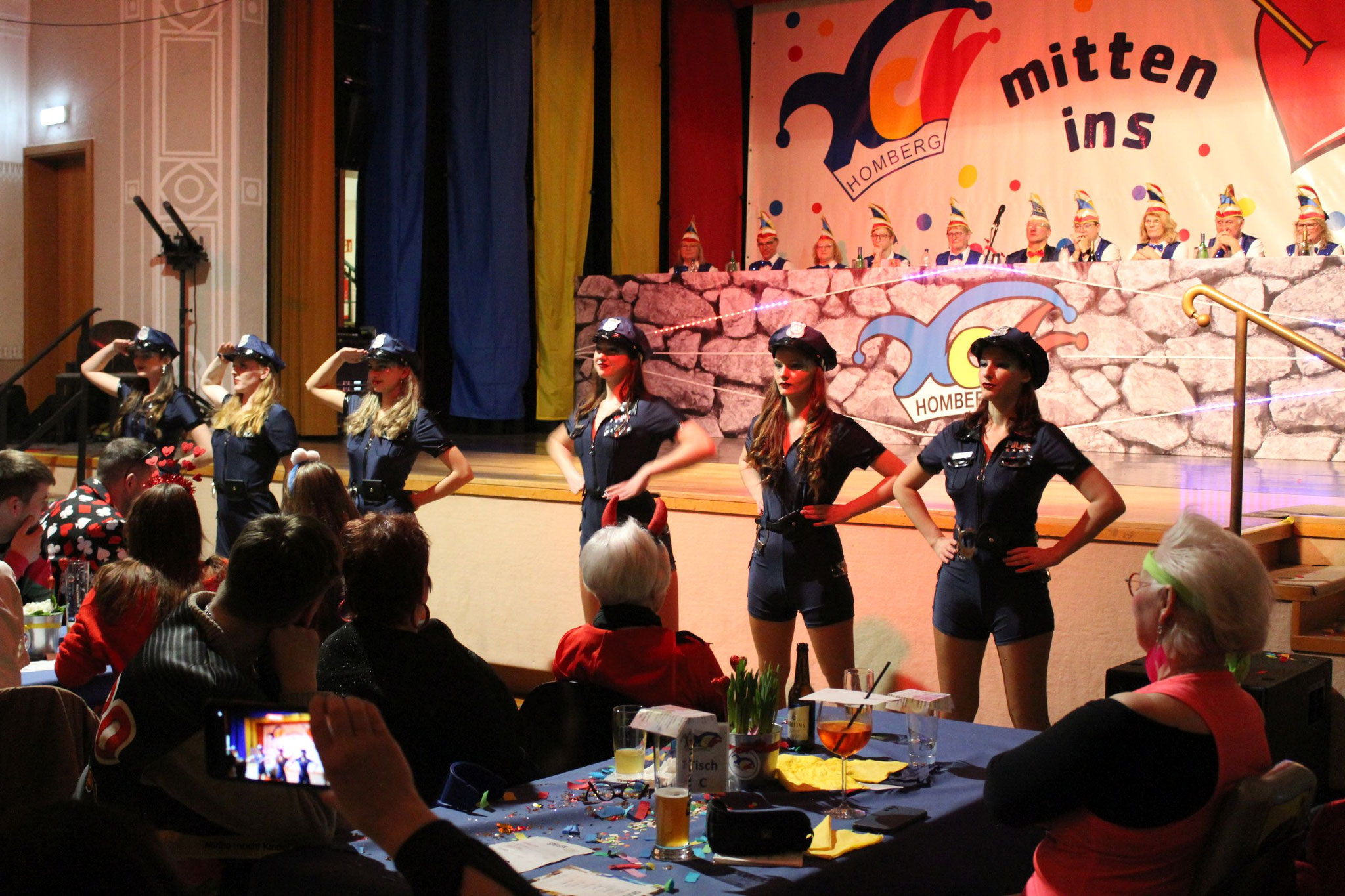große, strenge Polizistinnen