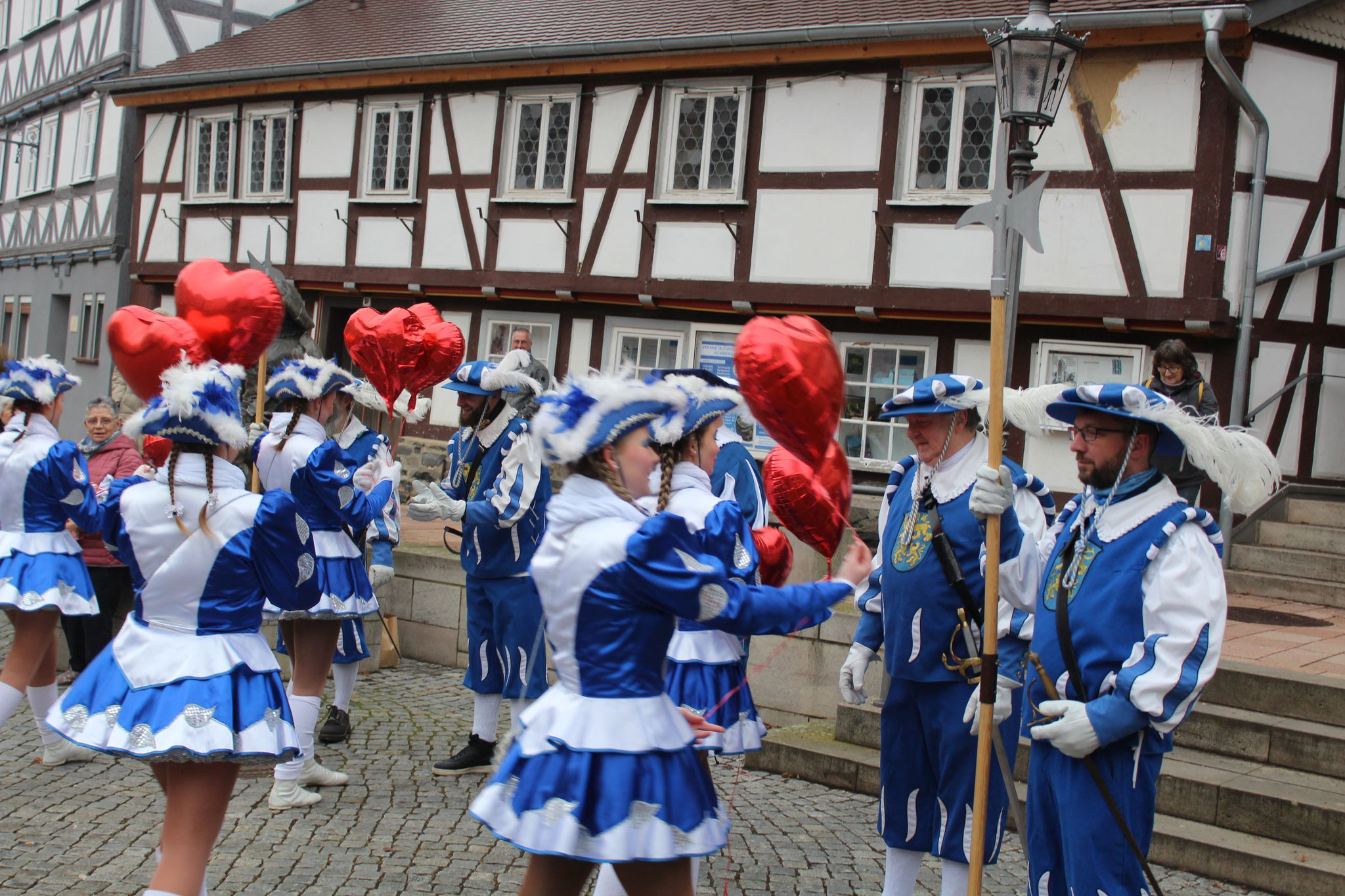 charmanter "Angriff" der Gardemädels