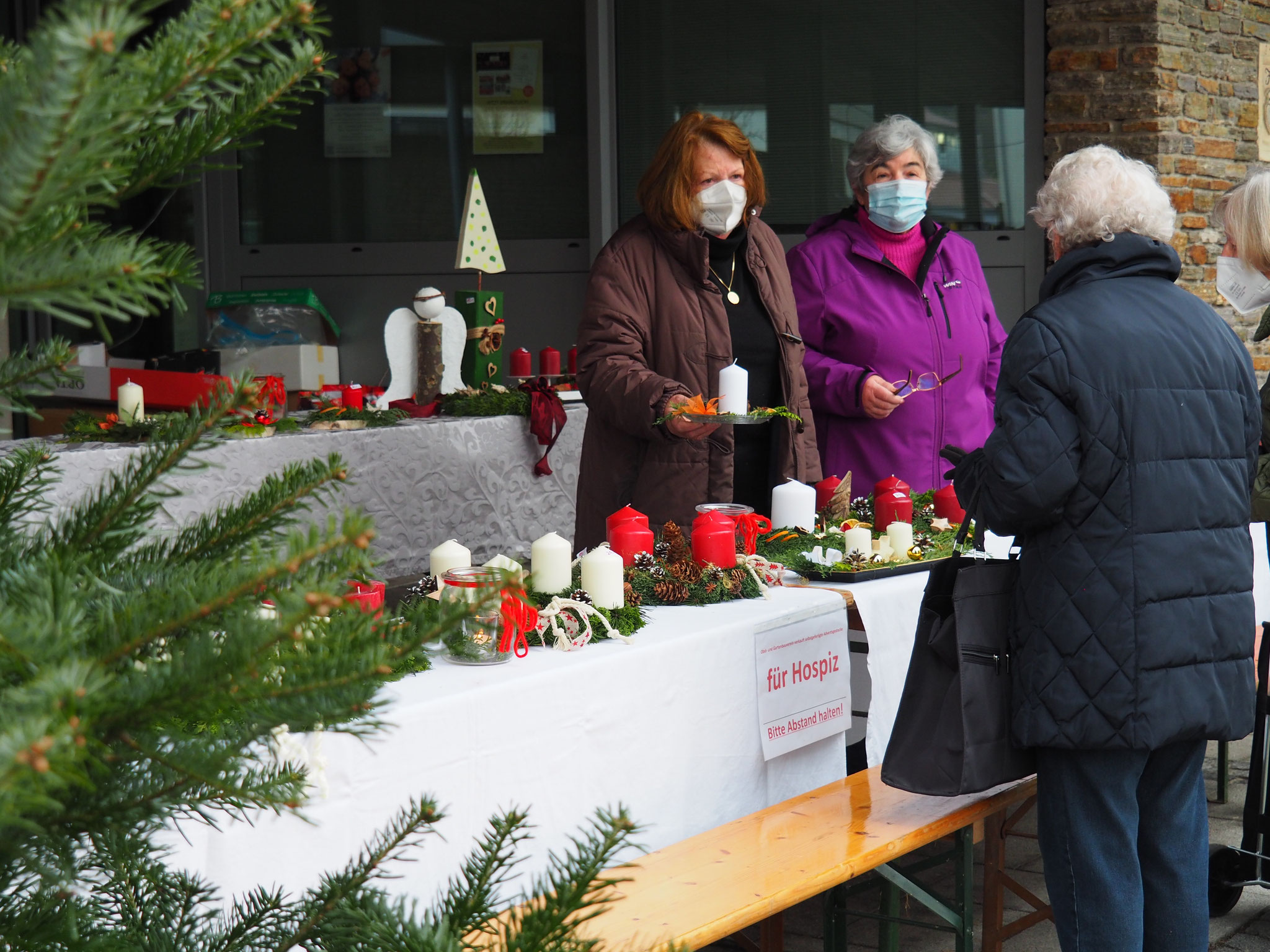 richtiges Novemberwetter auf dem Marktstand der Bastelfrauen.