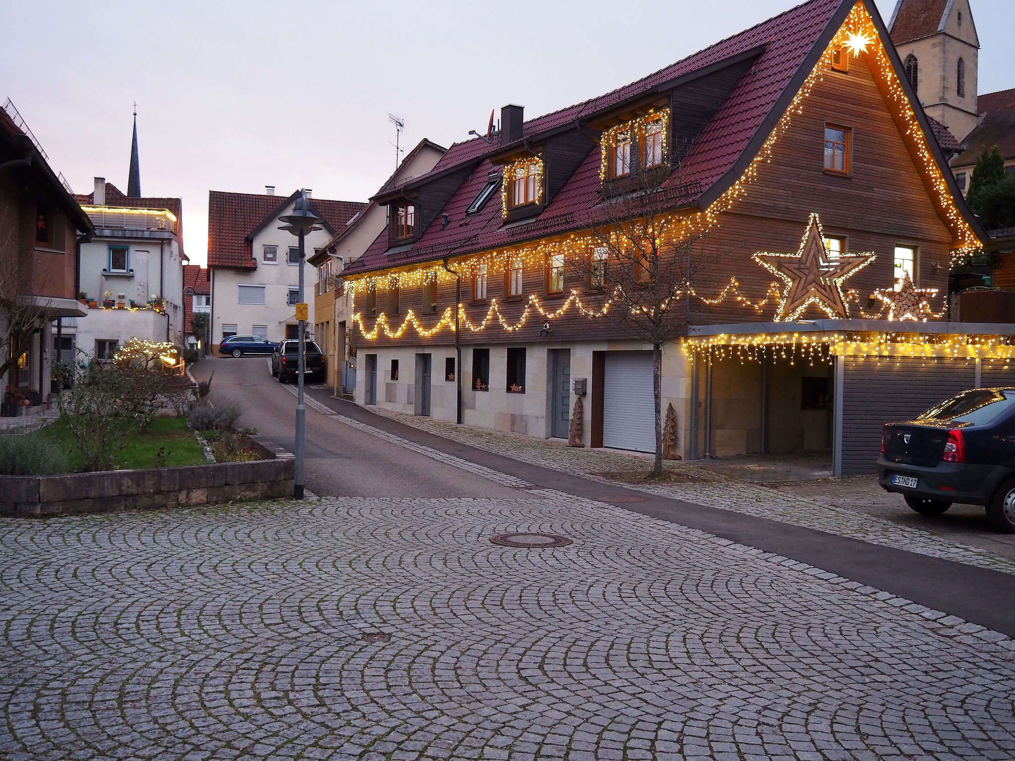 weihnachtlich geschmückte Häuser im alten Ortsteil