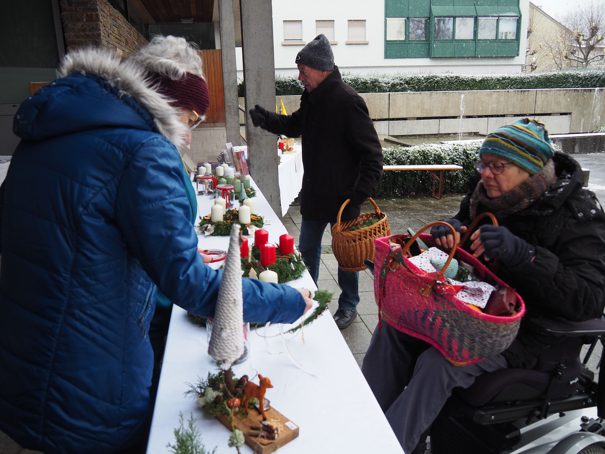 richtiges Novemberwetter auf dem Marktstand der Bastelfrauen.