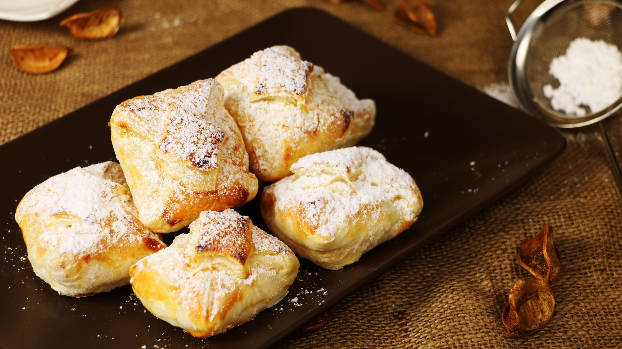 Schnelle Topfengolatschen – Quarktaschen/ Slatke lisnate pituljice sa ... Schnelle Topfengolatschen – Quarktaschen/ Slatke lisnate pituljice sa ...