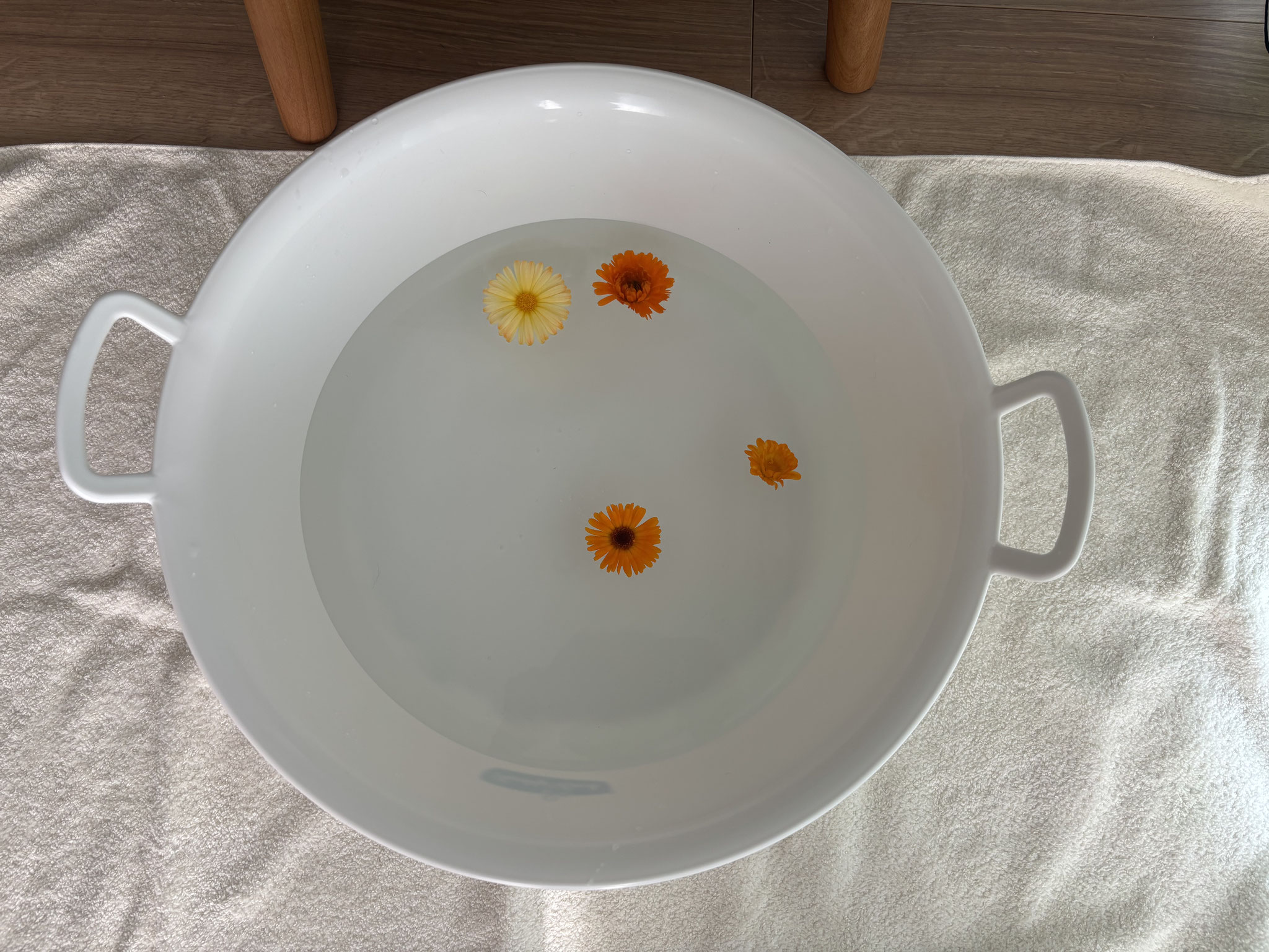 始まりのフットバスには季節ごとの花やハーブも一緒に