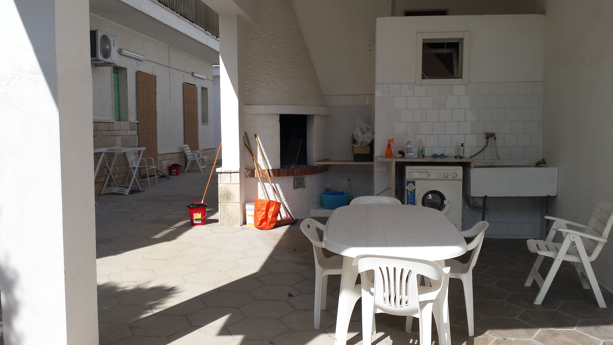 Veranda con lavatrice e barbecue