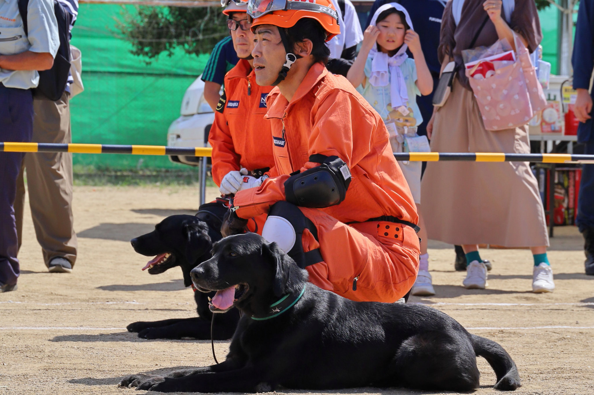 捜索の指示を待ち待機（写真提供　郡山消防本部）