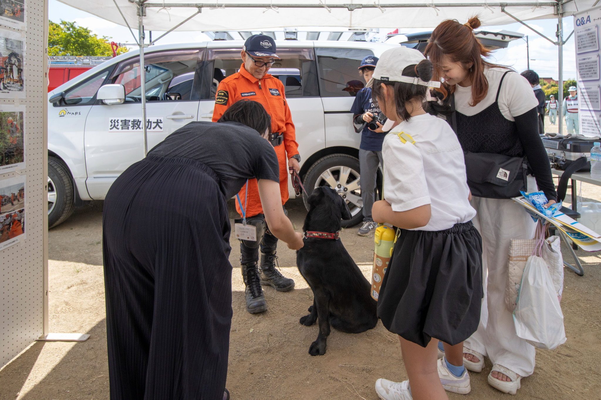ふれあいコーナーで小学生