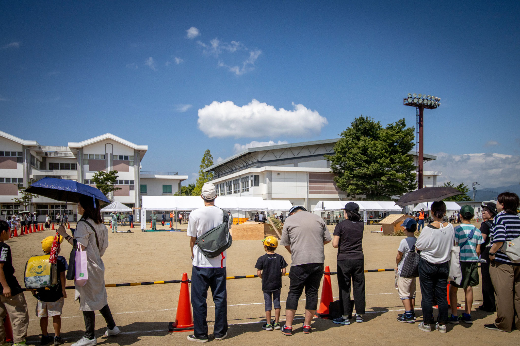 近くの住民の方々が見学に