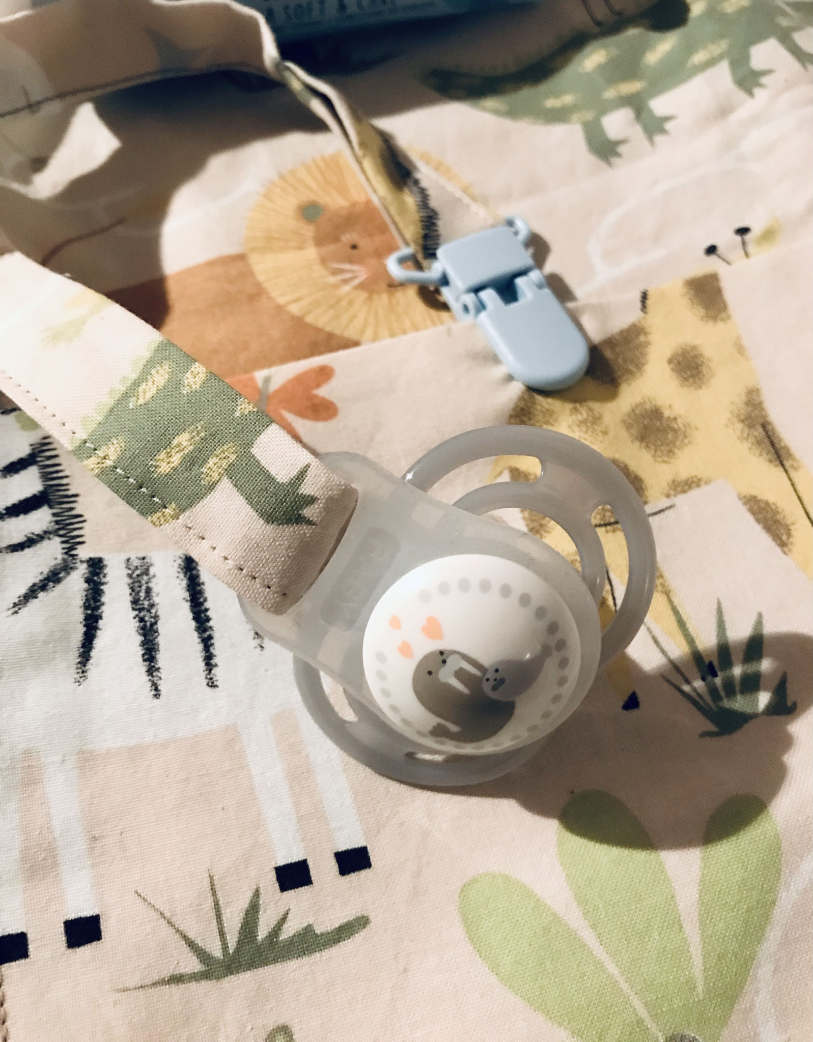 mit Nuggi und Nuggiband