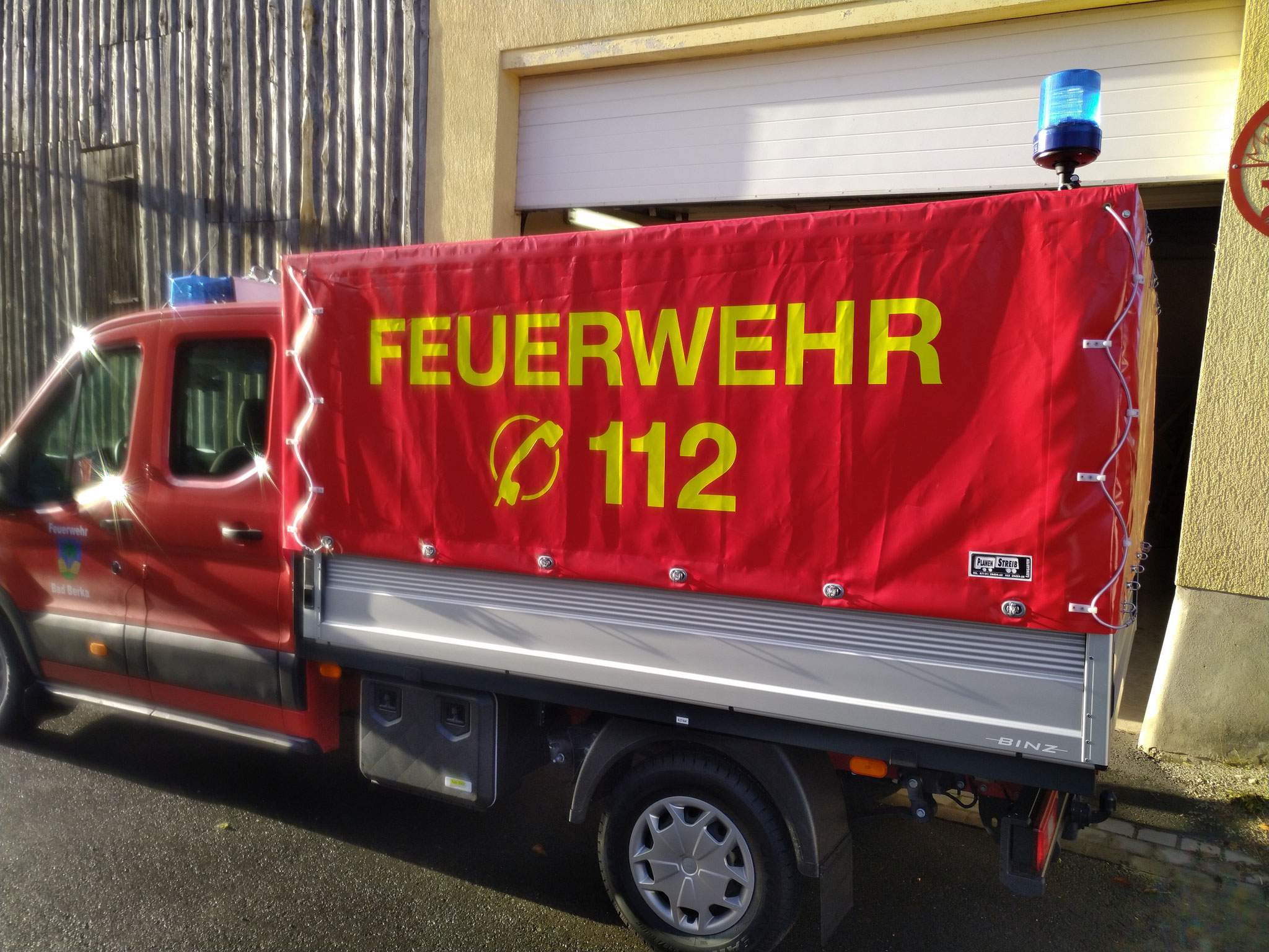 Das Fahrzeug wird für Logistikaufgaben eingesetzt.