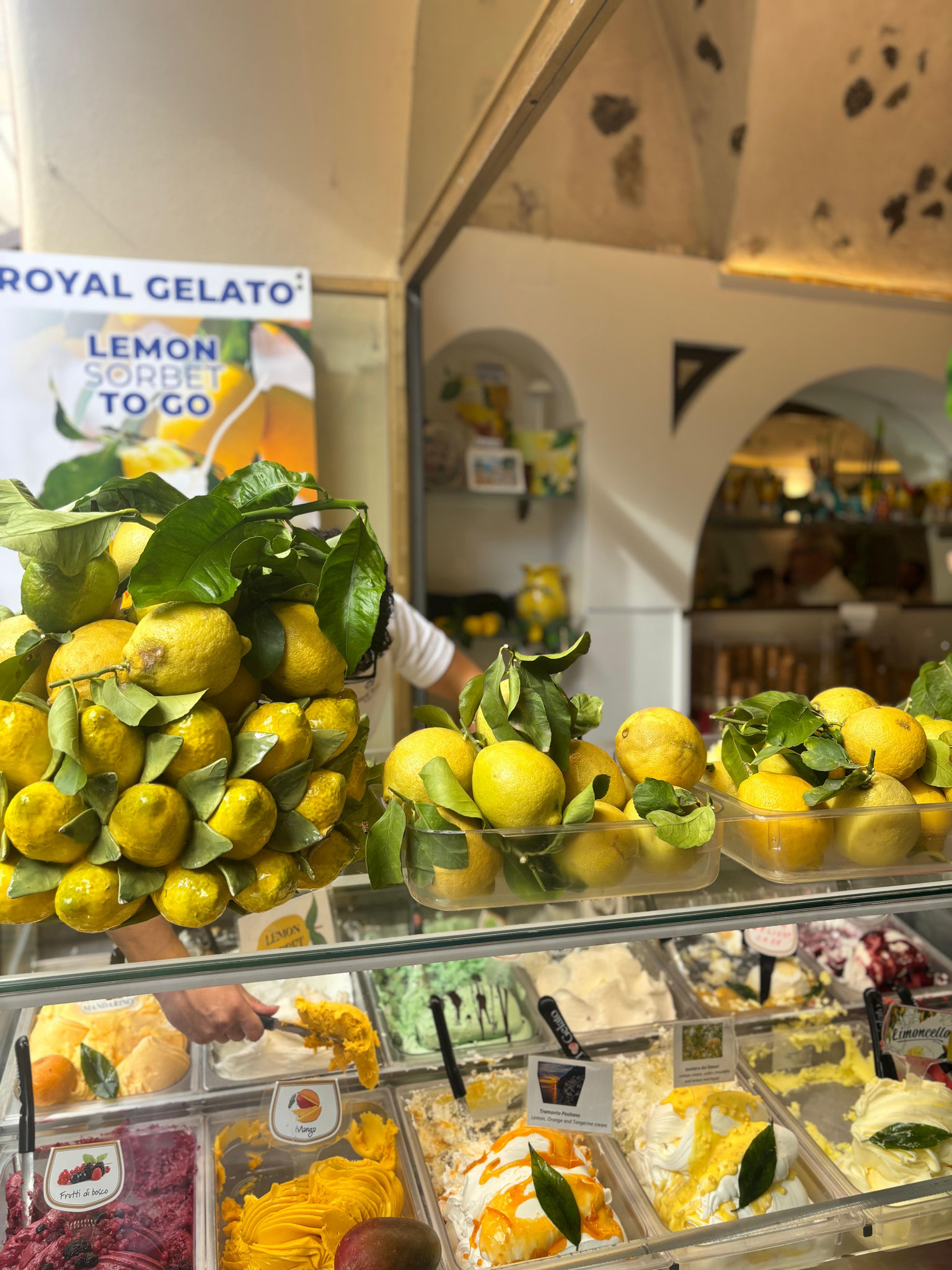 Zitroneneis direkt aus Zitronen in Salerno