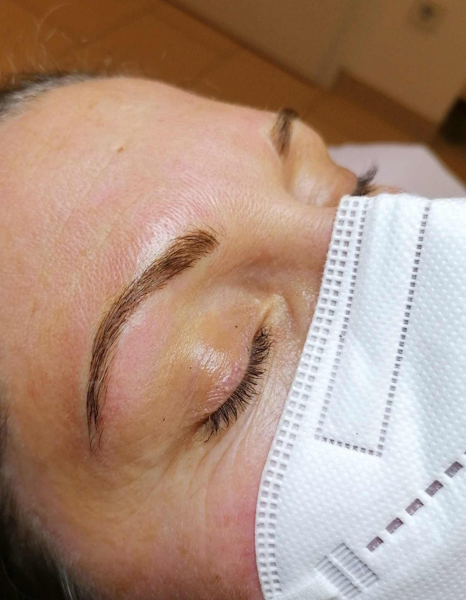 Natürliches blondes Microblading