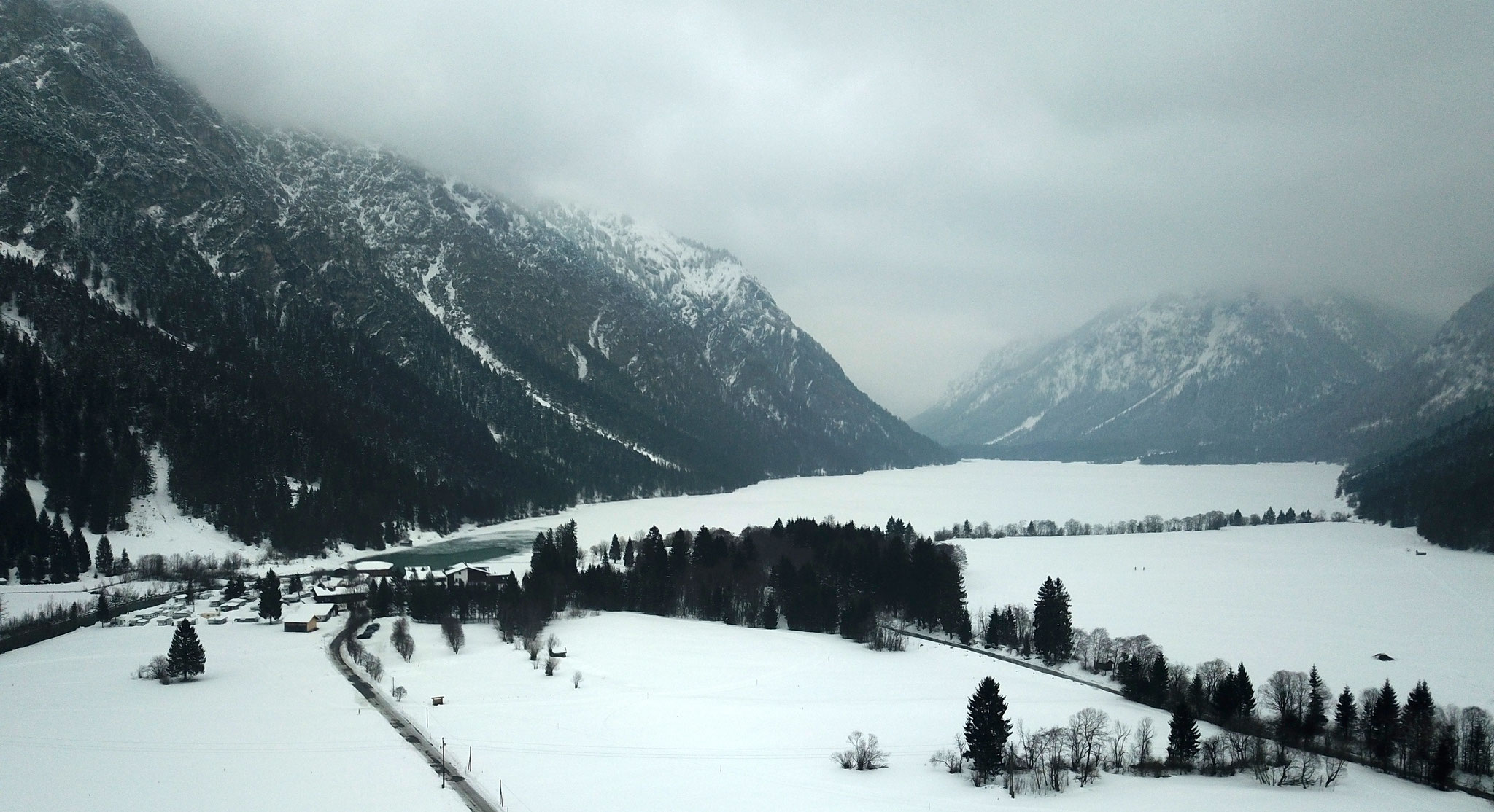 Blick auf den zugefrorenen Heiterwanger See