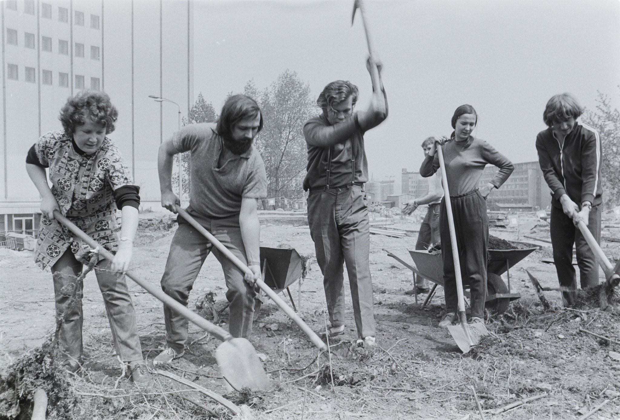 Studenten der Karl-Marx Universität Leipzig beginnen im Sommer 1974 mit dem Freilegen der zugeschütteten Moritzbastei. Foto: DDR Fotoerbe / Michael Richter