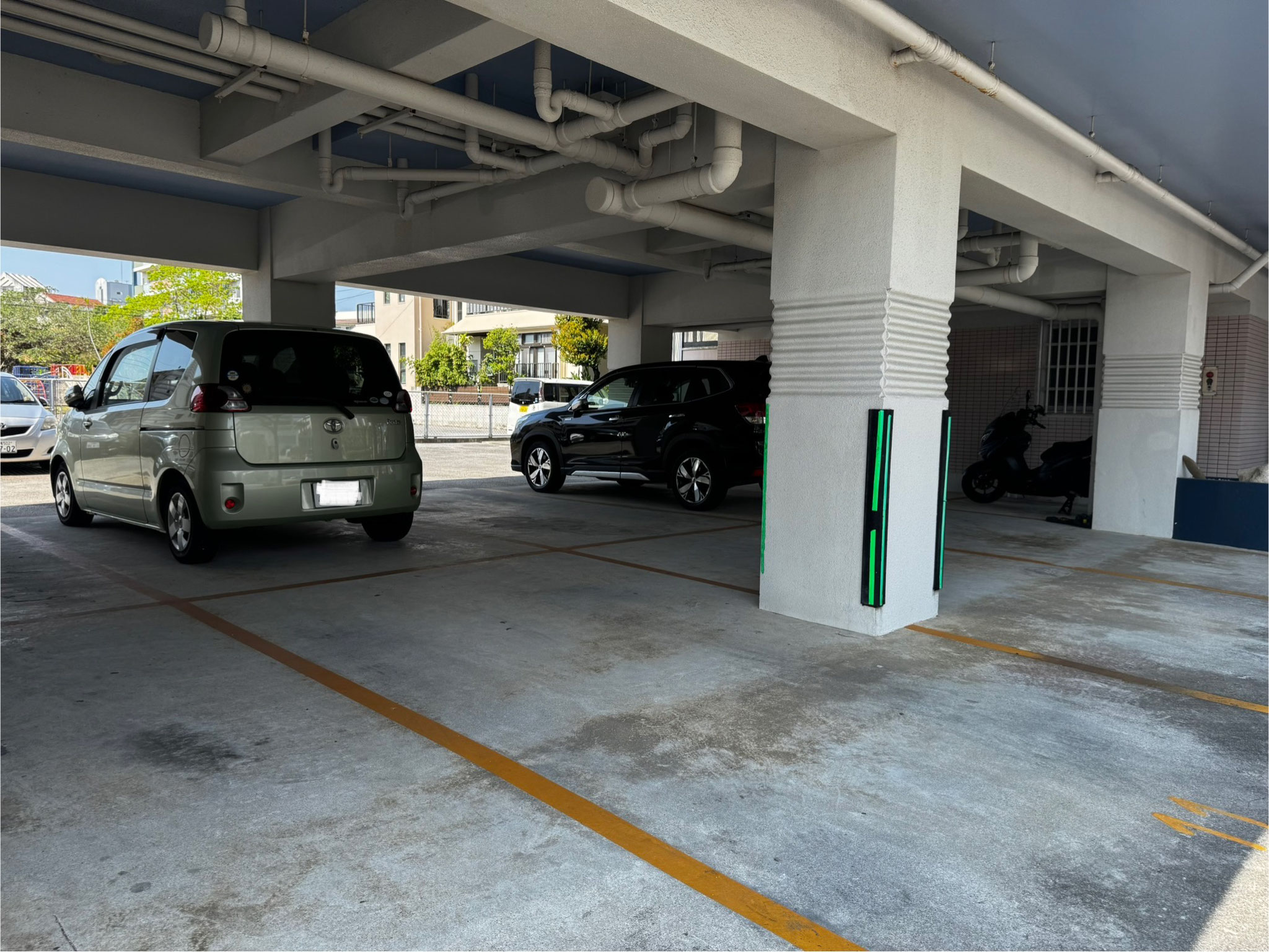 ピロティ駐車場　撮影日25.4.7