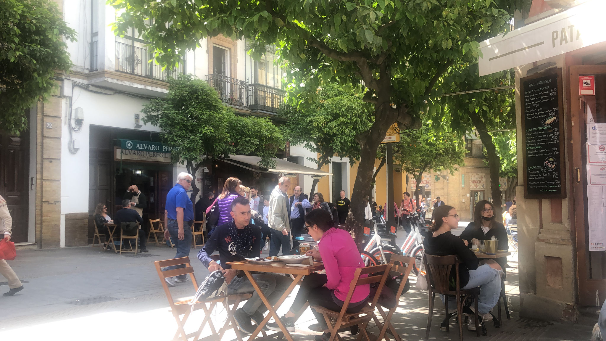 Überall gibt es Cafés und Tapas Bars