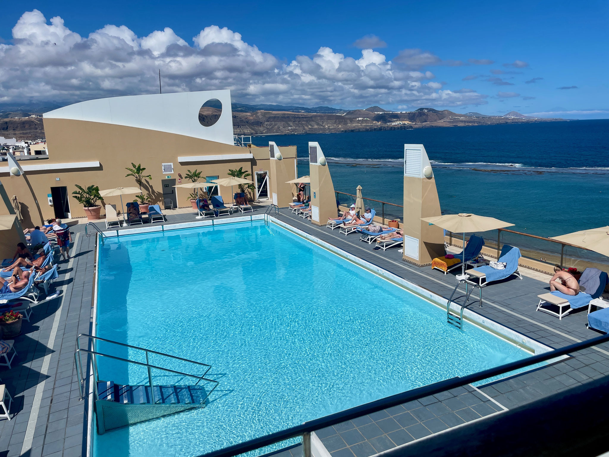 Pool auf der Dachterrasse in der 8. Etage