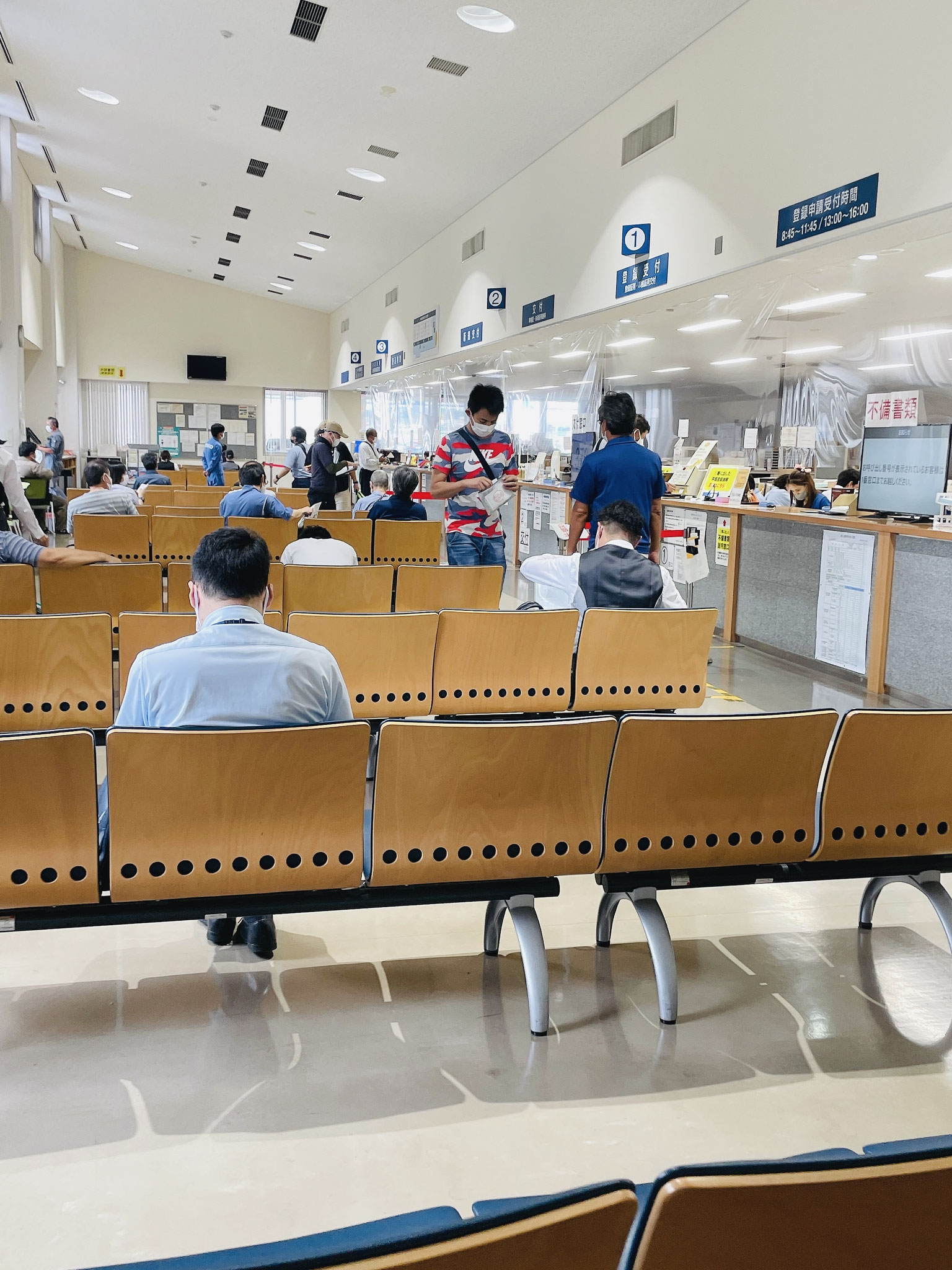 当社は指定工場なので検査は弊社工場で行い車検証等の書類を窓口に提出したら、新しい車検証・ステッカーが発行されるという仕組みです