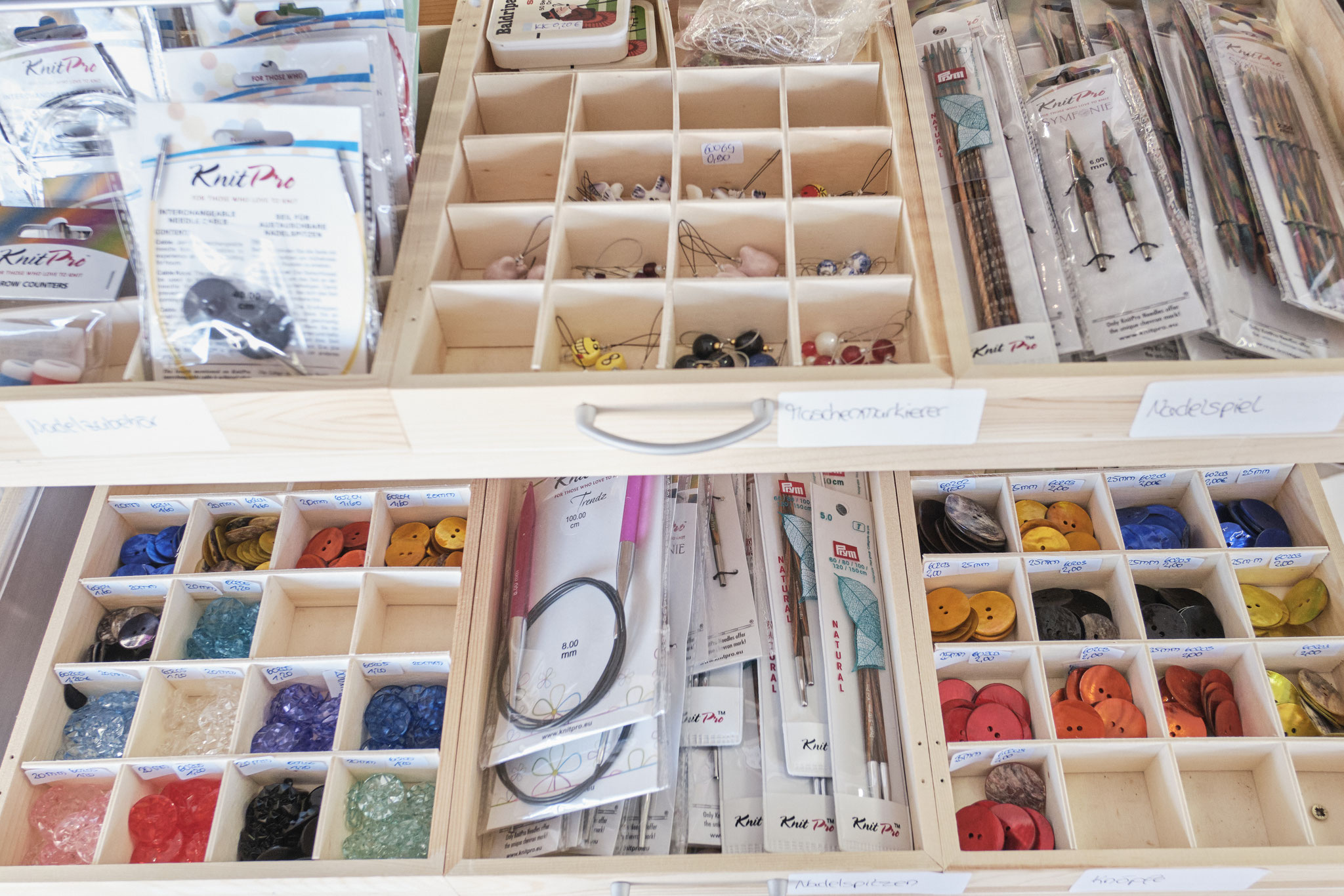 Knöpfe, Strickzubehör und mehr