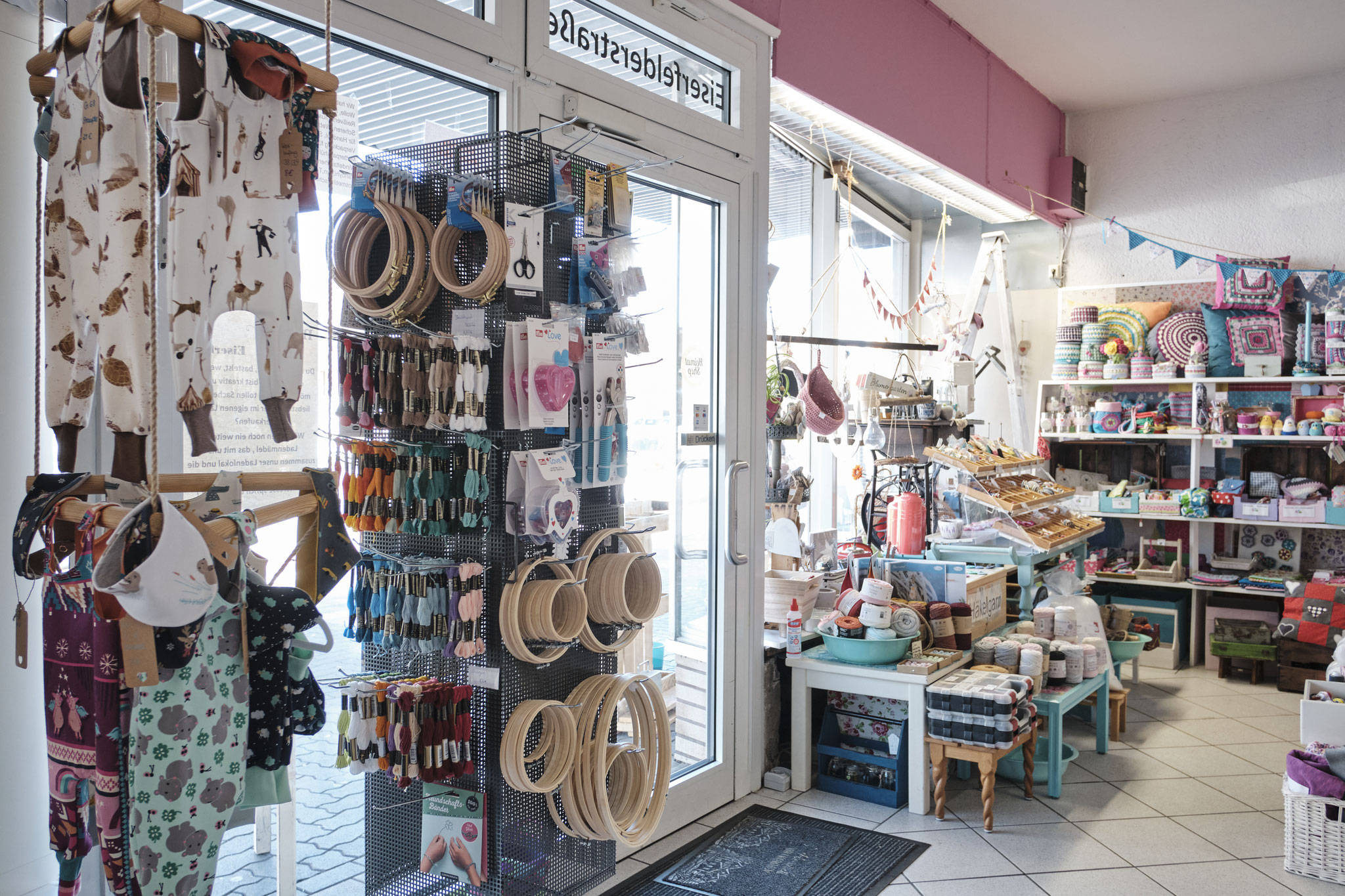 Stickgarn, Stickrahmen und mehr