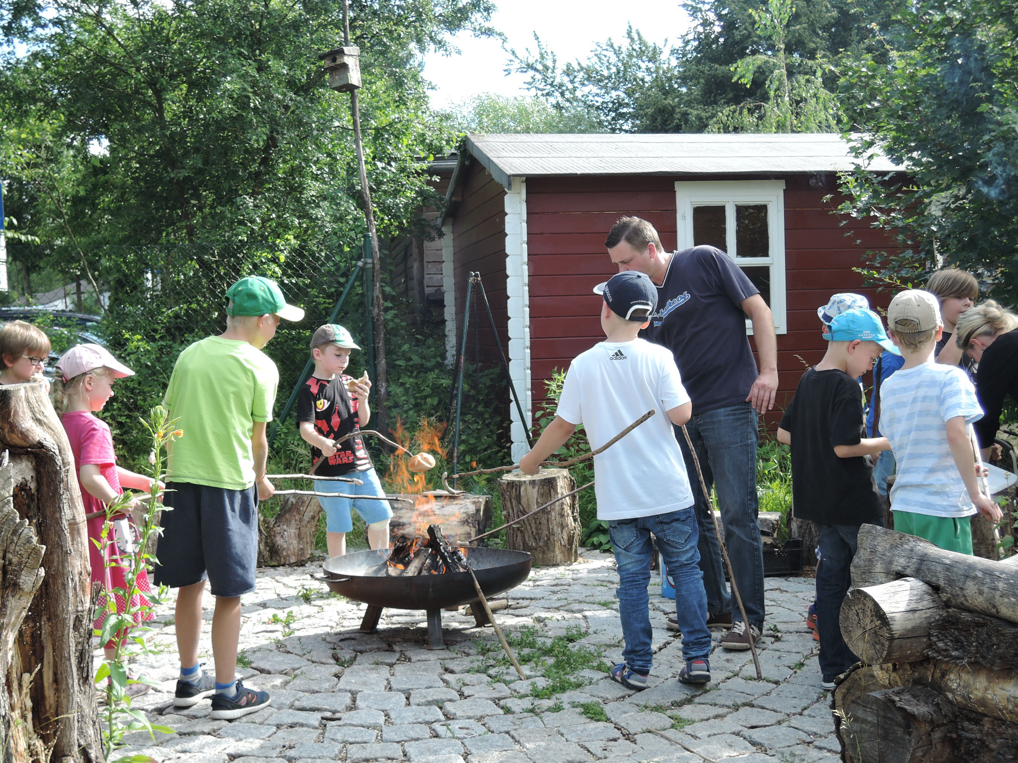 Unsere Lagerfeuerstelle bietet Platz für Geburtstage und Stockbrot-Nachmittage.