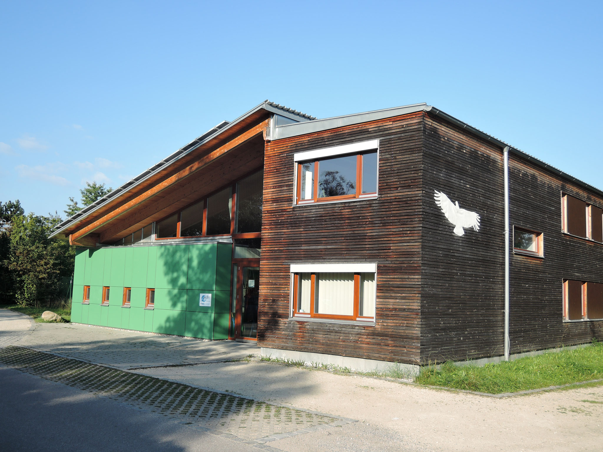 Das 2008 errichtete Gebäude ist nach ökologischen Gesichtspunkten aus regionalem Holz erstellt und sehr gut gedämmt. Geheizt wird mit einer sparsamen Holzpellets-Heizung.