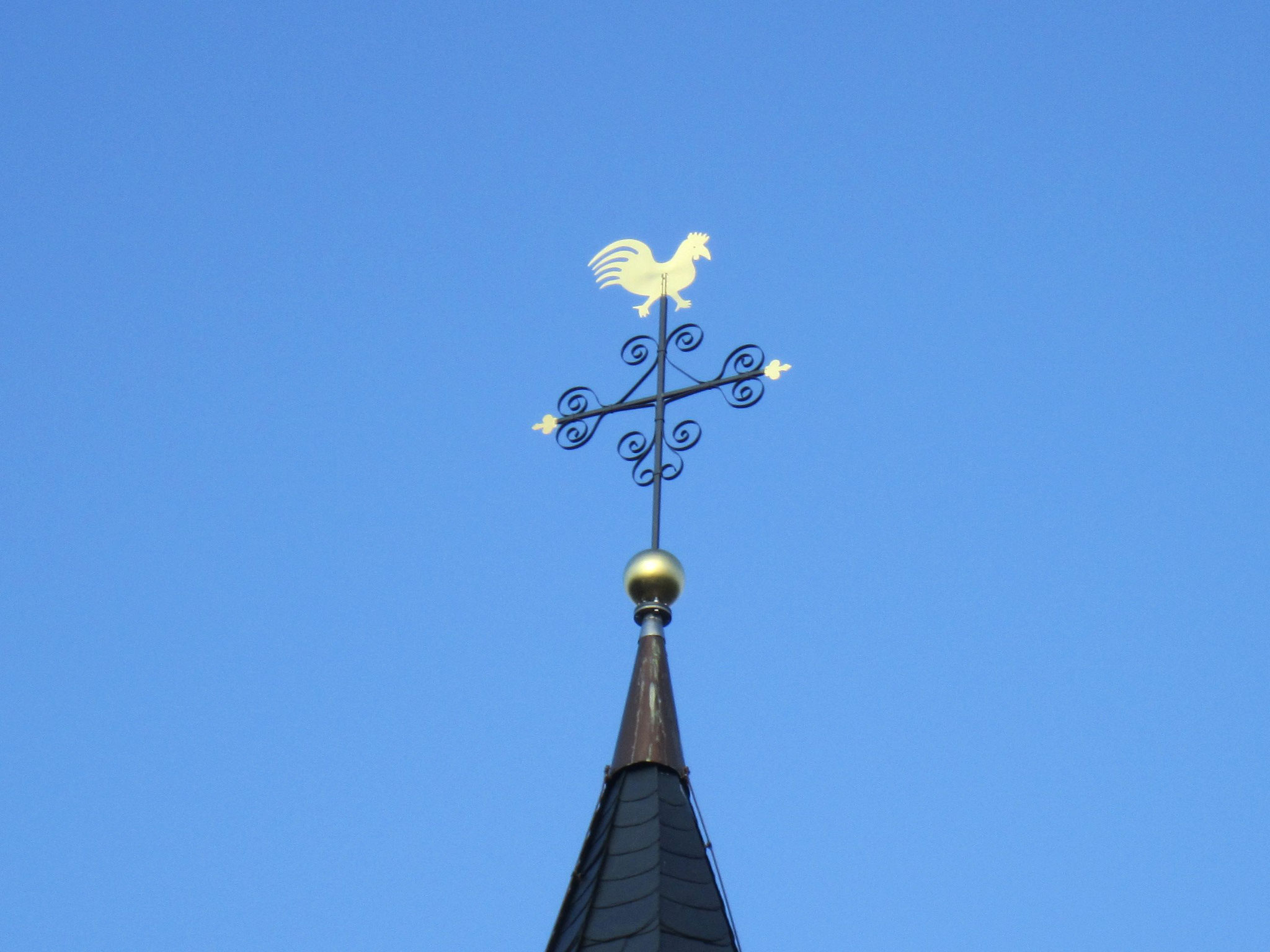 Das neue Turmkreuz mit Wetterhahn auf der Antoniuskapelle