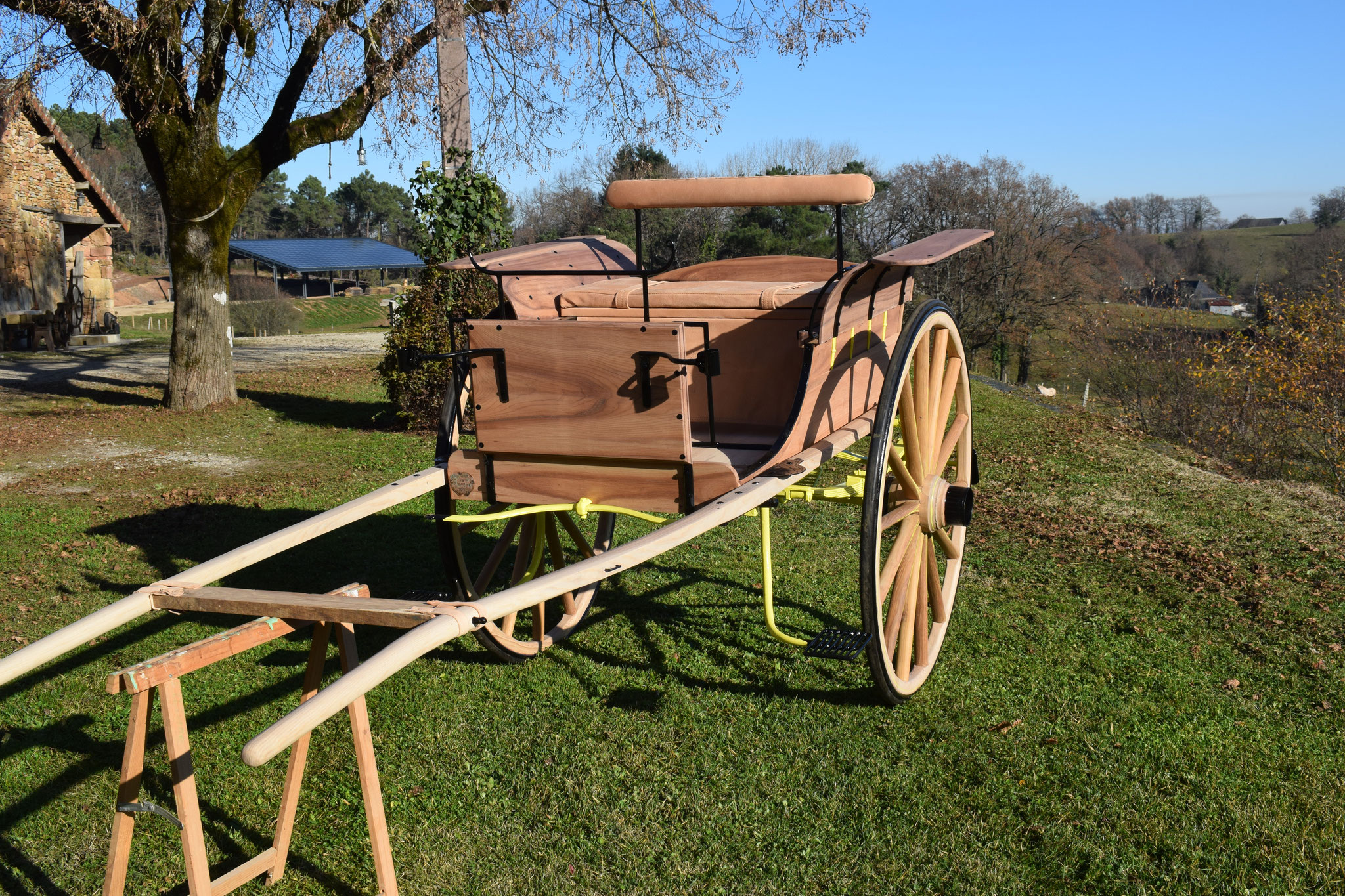 La fabrication et la restauration traditionnelle des roues en bois de  voitures à cheval - Ecurie d'attelage La Combe du Puy