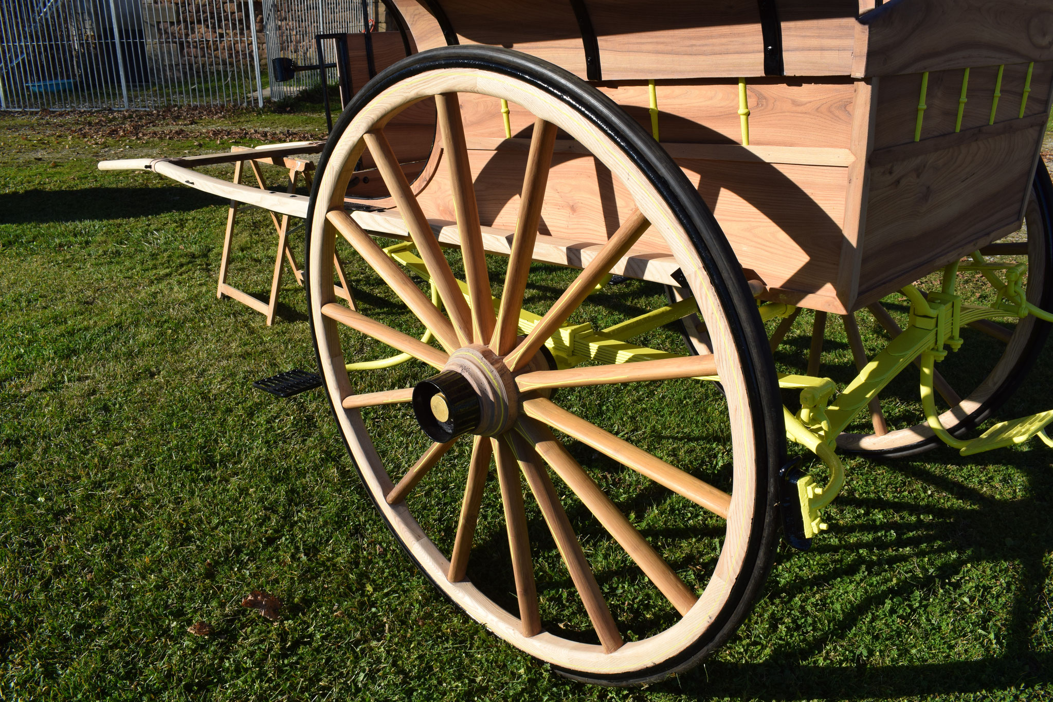 La fabrication et la restauration traditionnelle des roues en bois de  voitures à cheval - Ecurie d'attelage La Combe du Puy