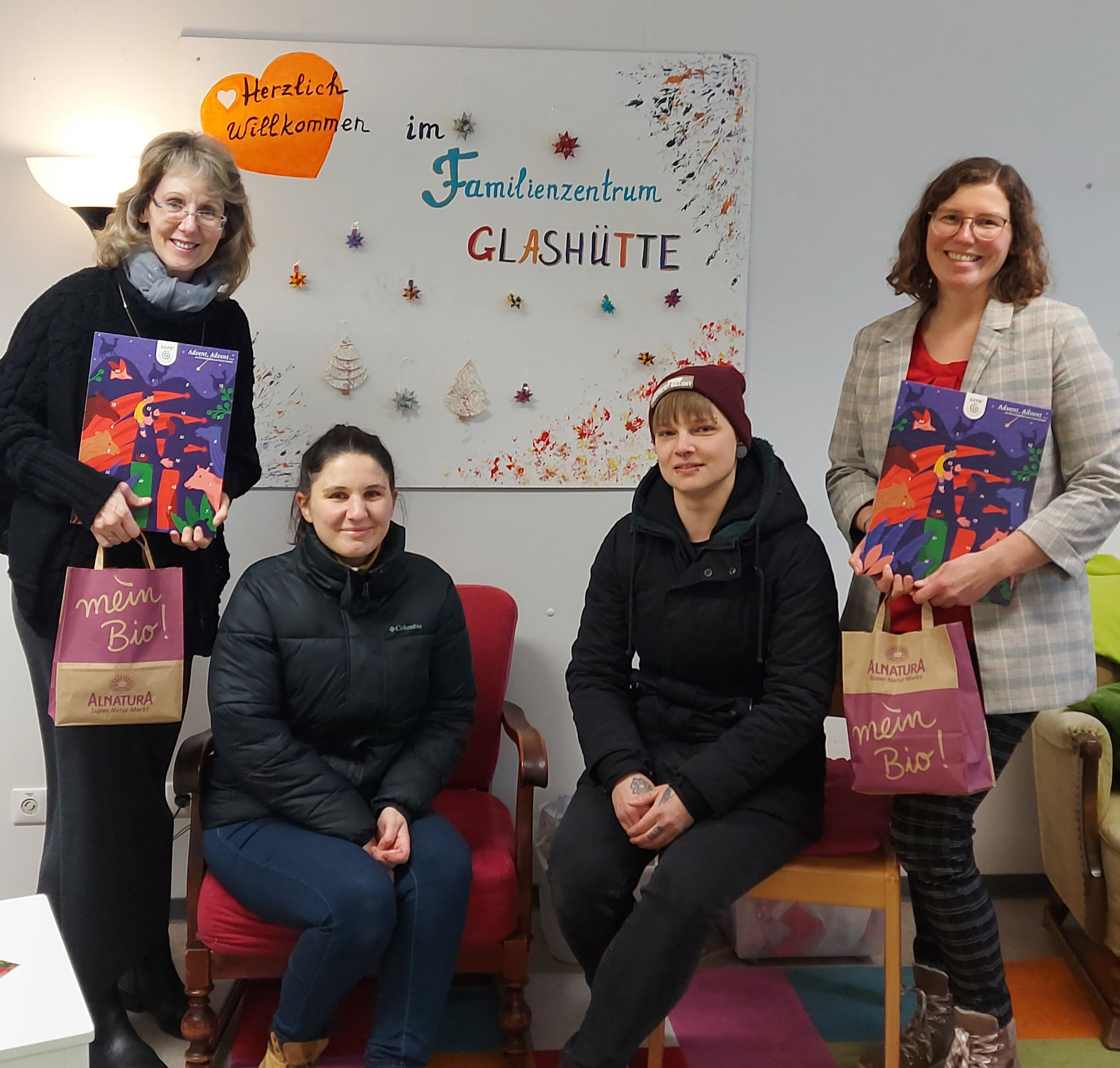 Spendenüberreichung von ALNATURA (v.l.n.r.) Jeannine Strozynski (Leiterin Sozialwerk), Hanna und Linda (ALNATURA), Katharina Kasch (Koordinatorin FamilienzentrumZ Glashütte)