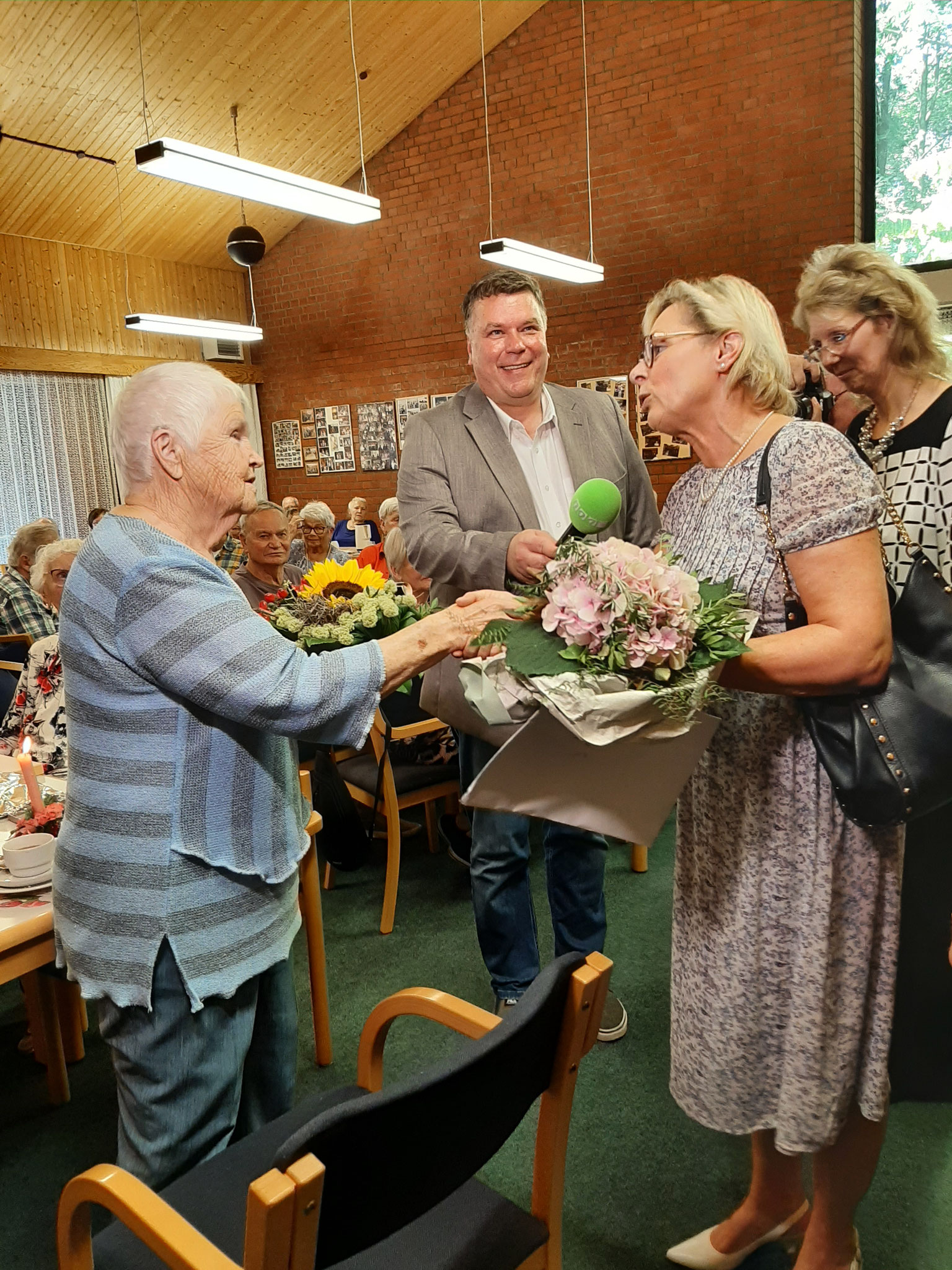 Danke und herzlichen Glückwunsch Frau Gassmann (Foto: SoVD/Ehepaar Grandke, 06.09.2023)