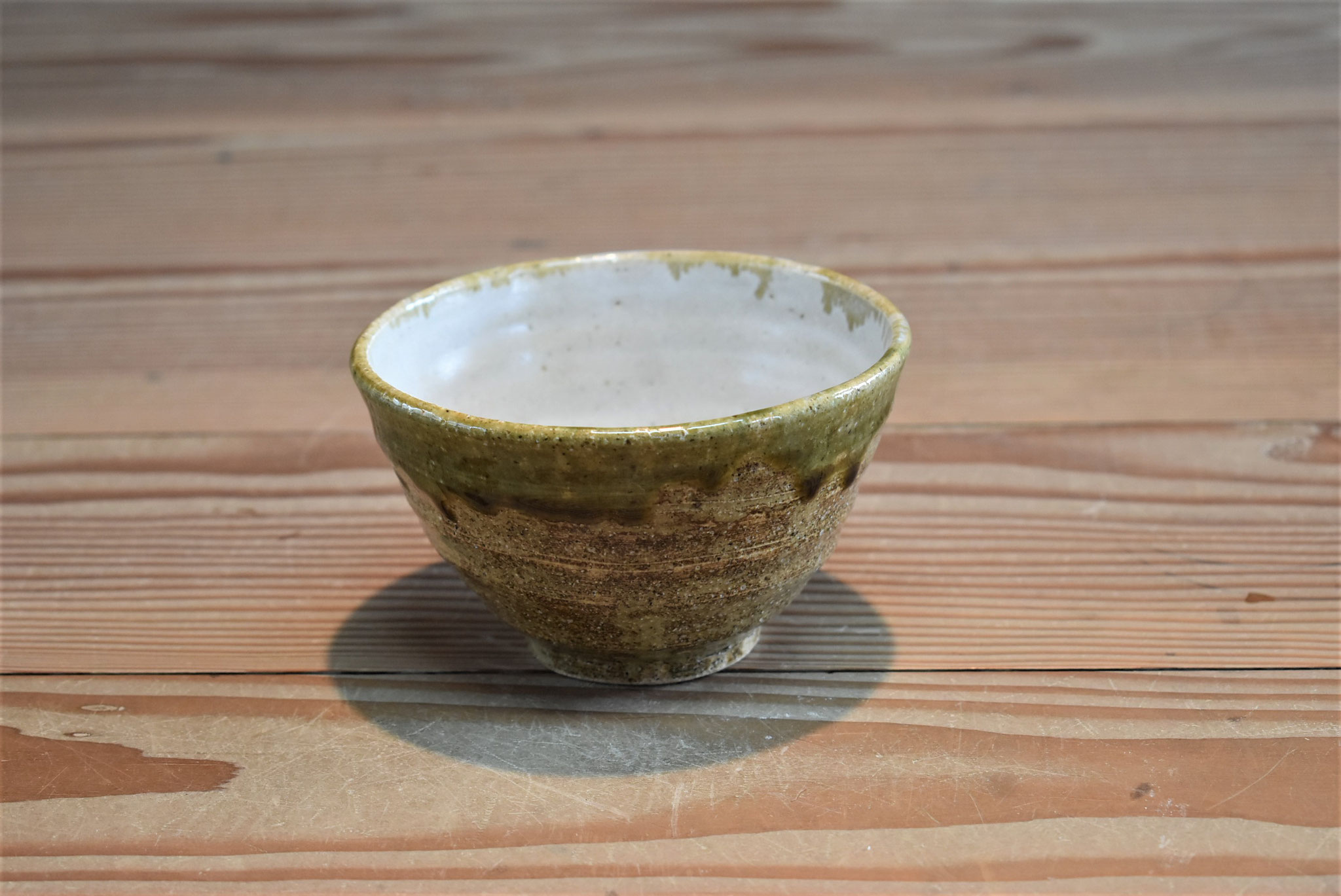 ご飯茶碗　　内側白マット釉（つやあり）　外側黄瀬戸釉、口元織部釉　土：信楽赤2号