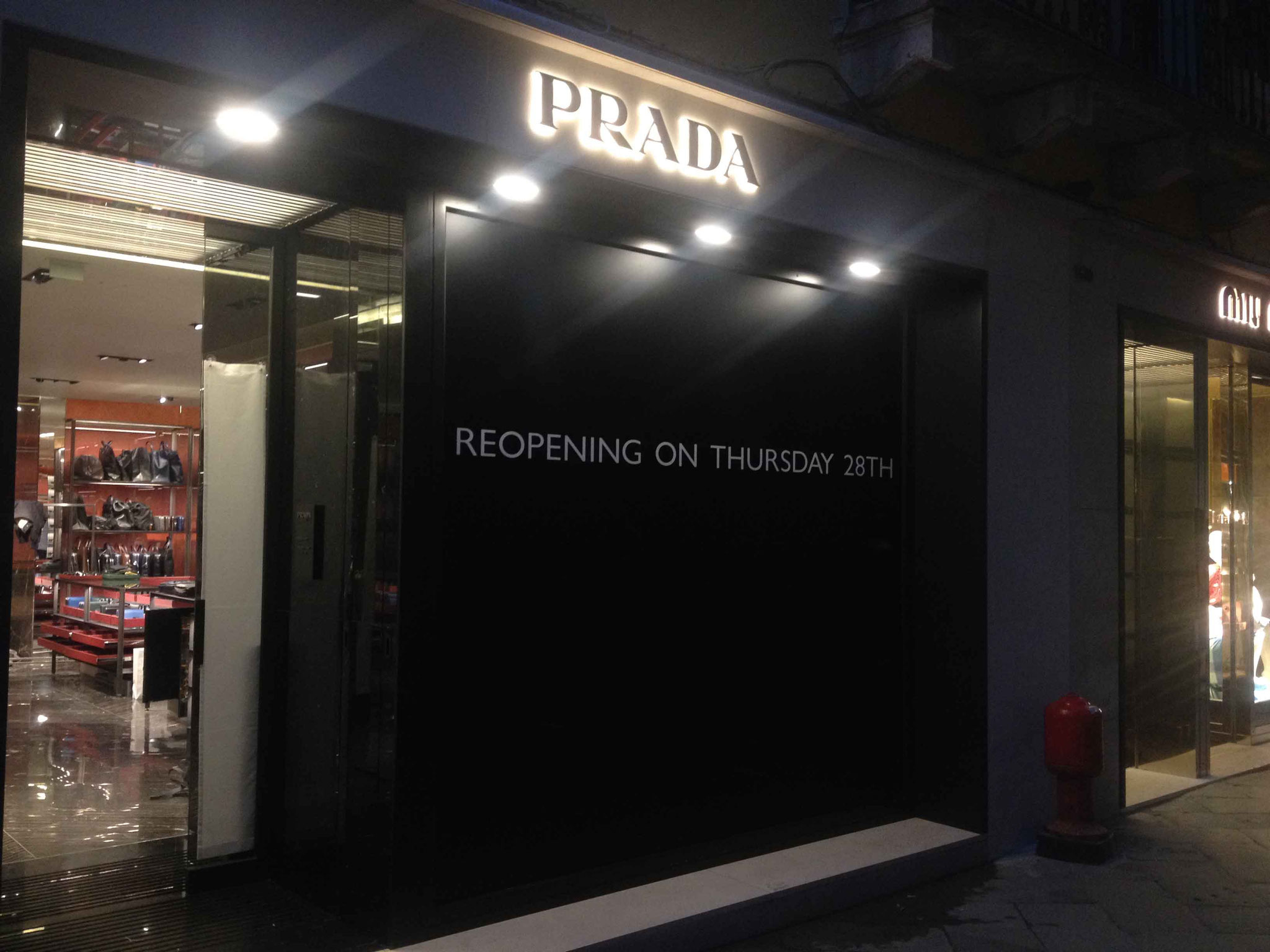 Decorazione vetrine negozio Prada Venezia