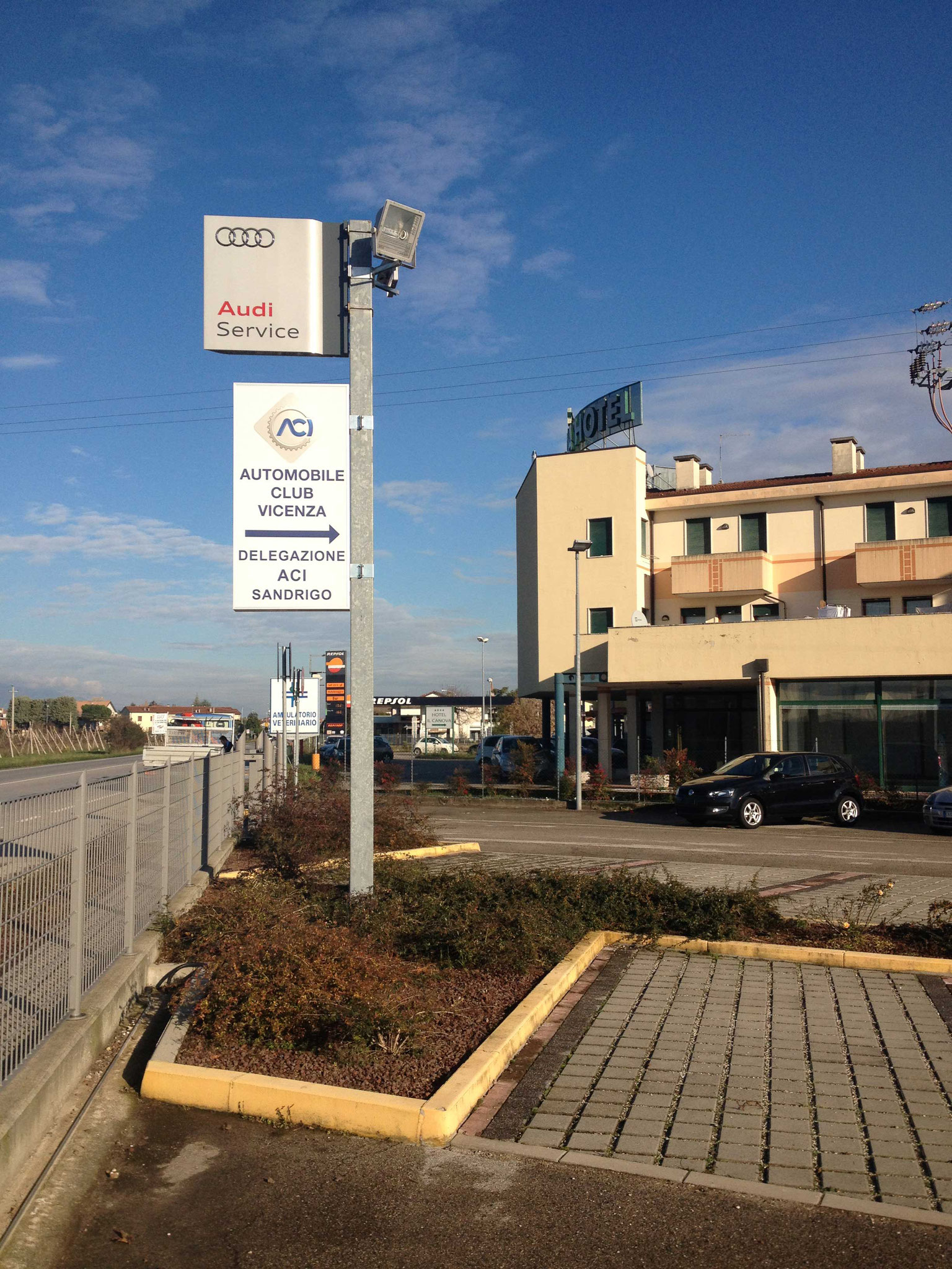 Insegna luminosa a bandiera Vicenza
