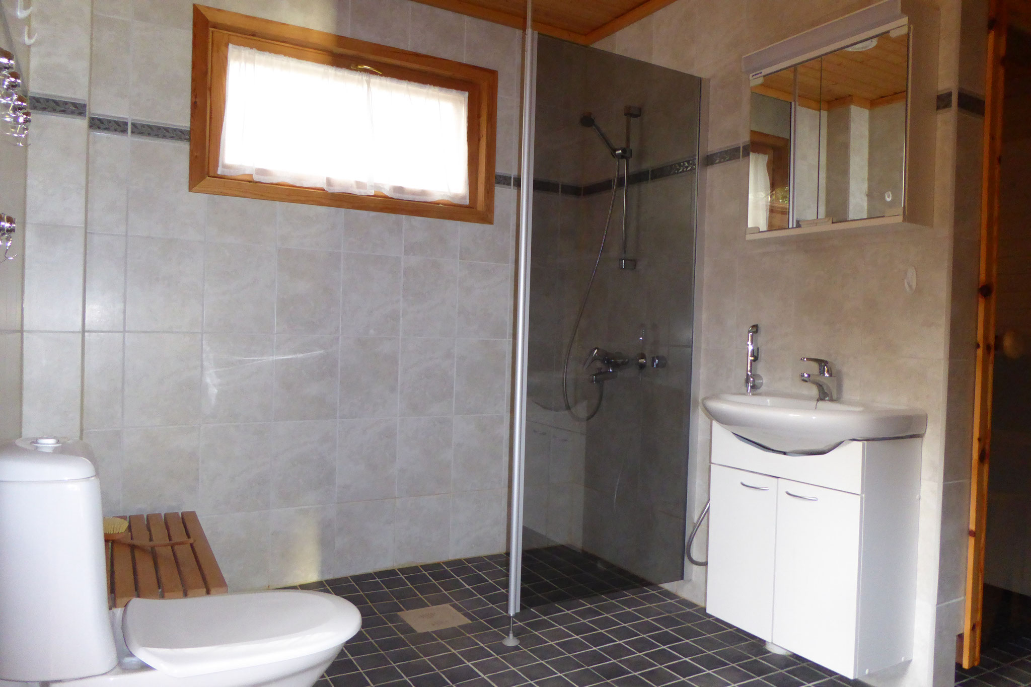 Tageslicht Duschbad mit WC. Kommunales Trinkwasser k/w. Fußbodenheizung. Fön