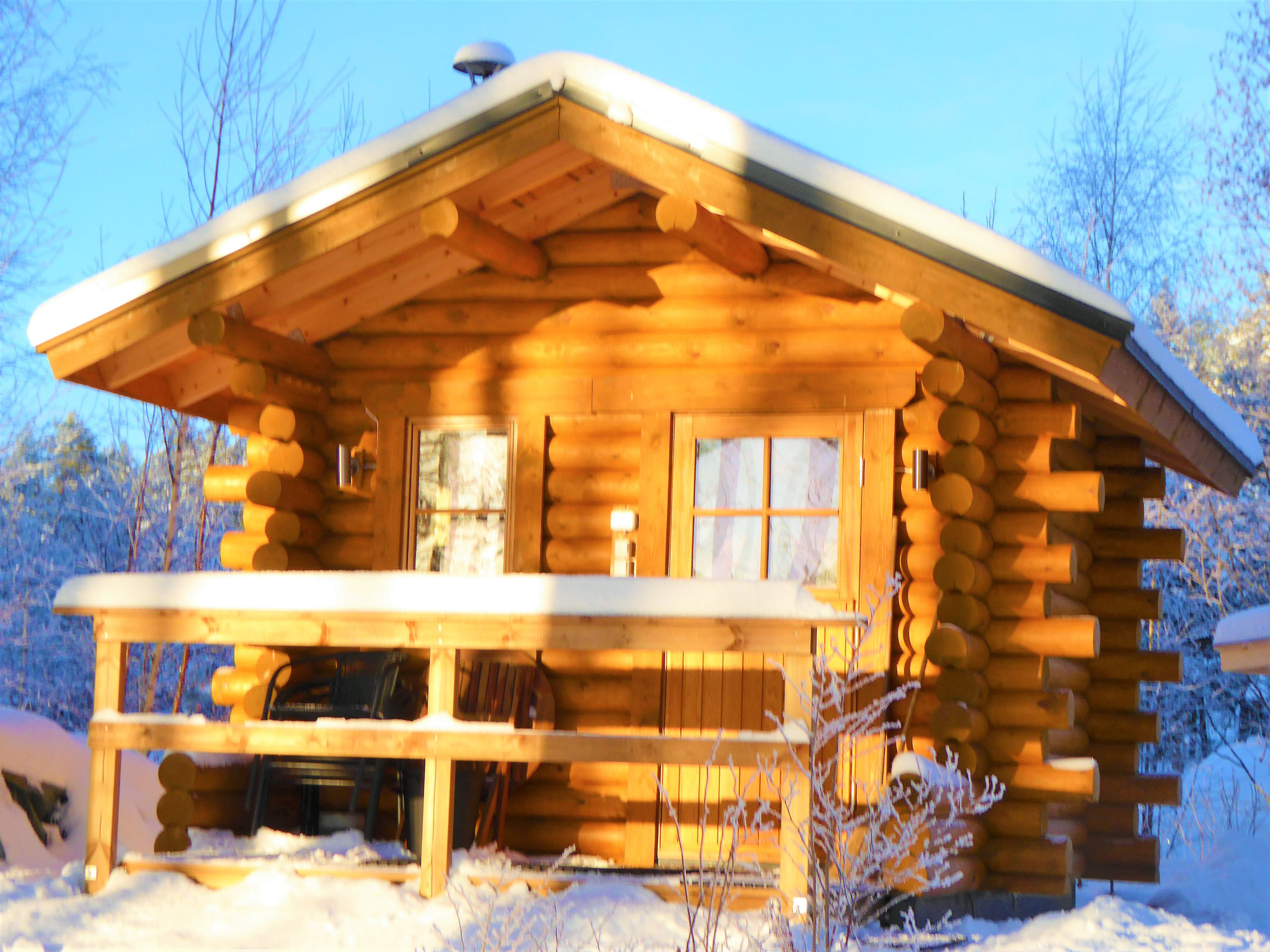 Erleben Sie auch im Winter traditionelles, finnisches Saunabaden am gefrorenen See mit Ihrem selbst gemachten Eisloch